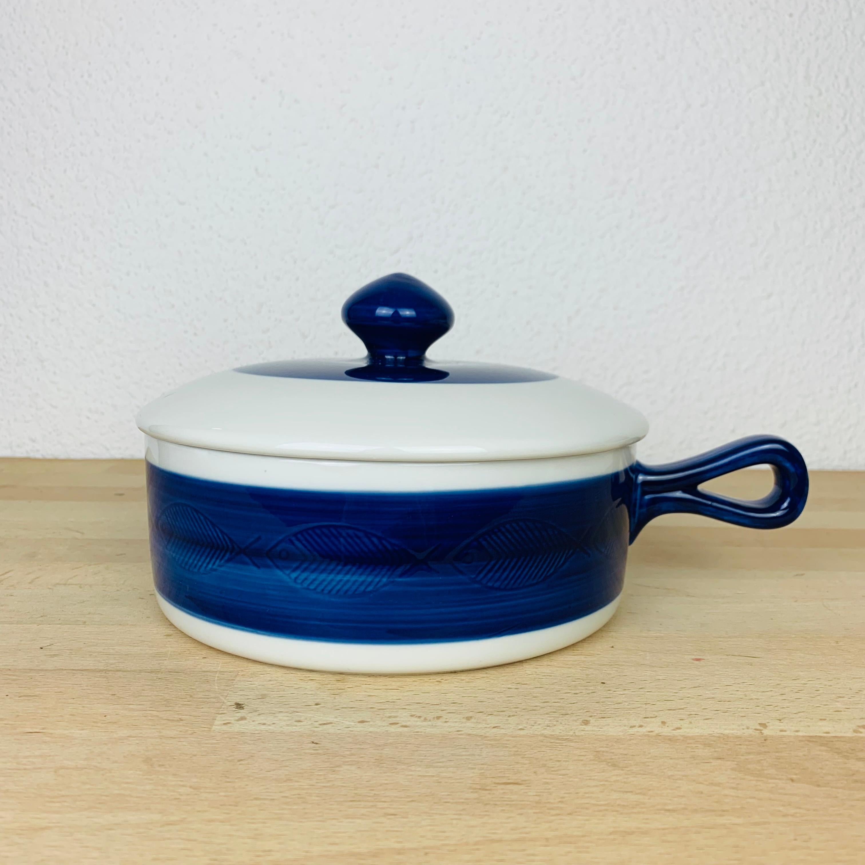 Koka platter with lid by Hertha Bengtson for Rörstrand Sweden, manufactured in the 1960's. 

Slight wear due to its age and use, no chip, no crack. 

Measurements : diameter 19 cm, height 13 cm, height without lid 7 cm, total width 26, 5 cm.