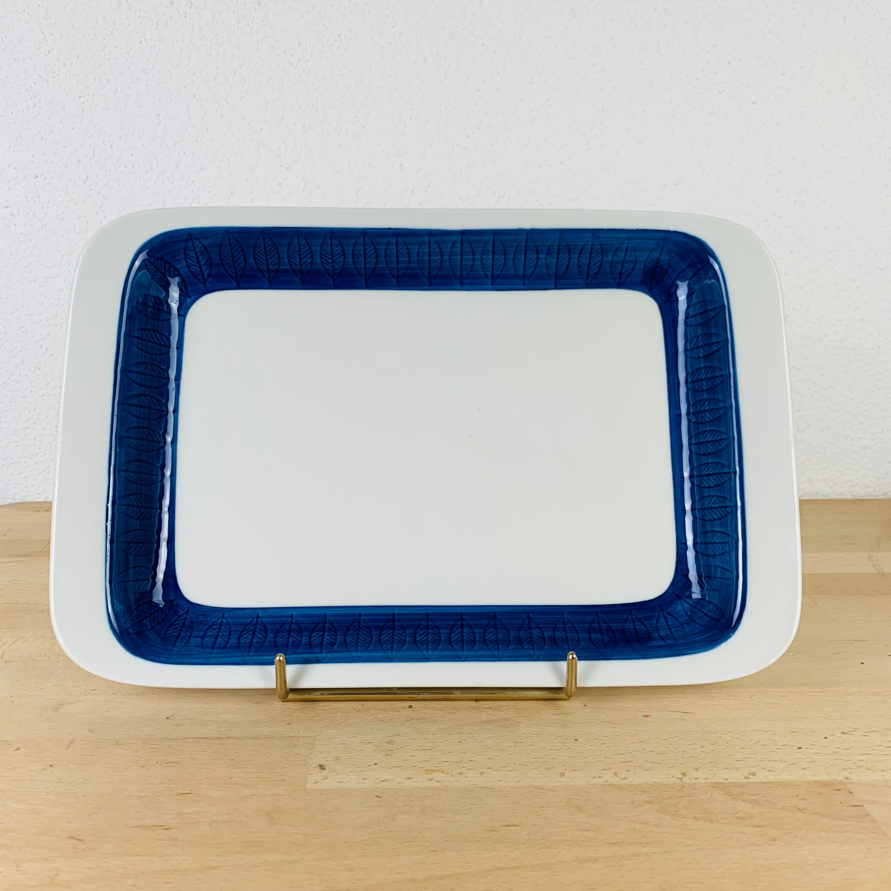 Koka platter by Hertha Bengtson for Rörstrand Sweden, manufactured in the 1960's. 

Slight wear due to its age and use, no chip, no crack. 

Measurements : width 36 cm, depth24 cm, height 3 cm.
