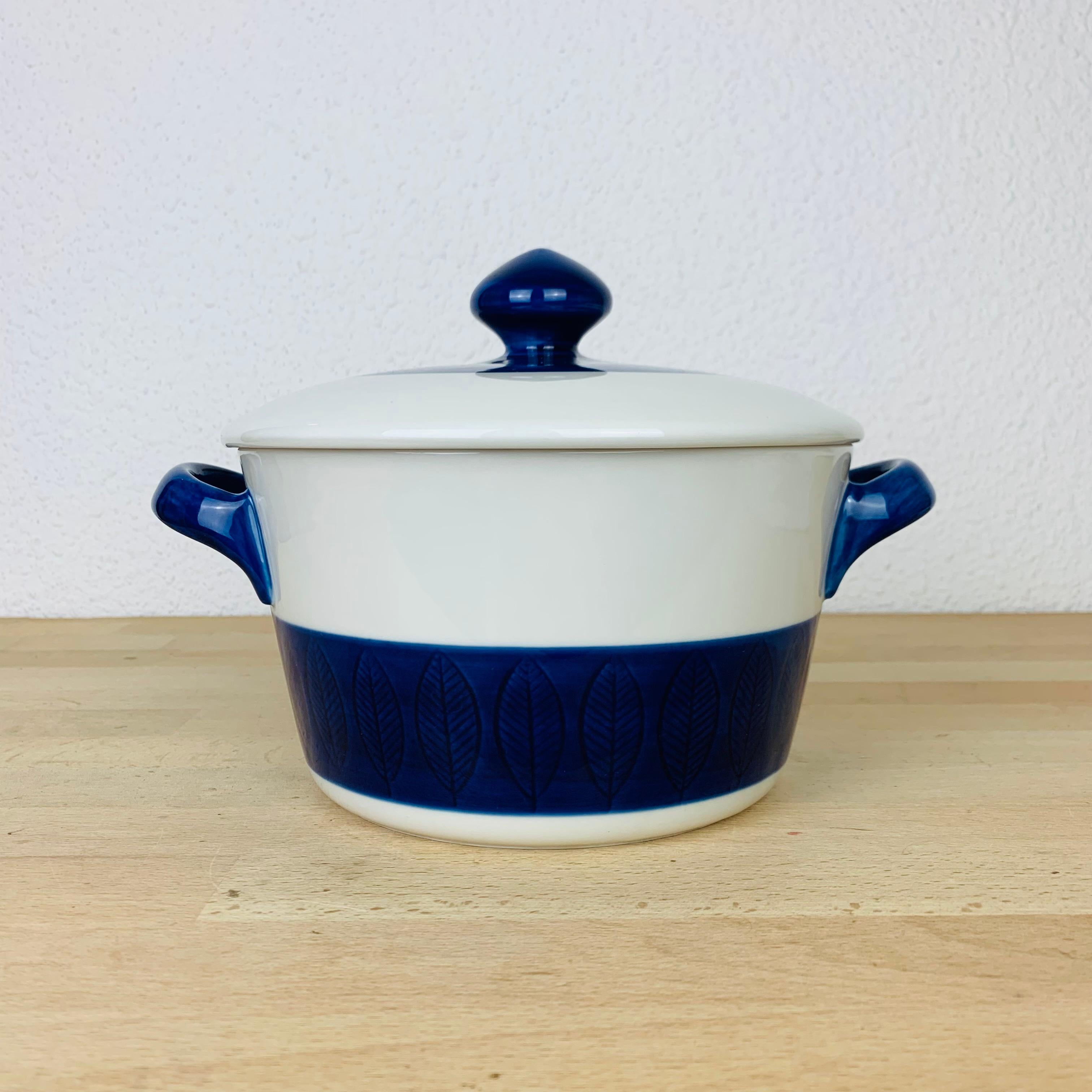 Koka soup tureen by Hertha Bengtson for Rörstrand Sweden, manufactured in the 1960's. 

Slight wear due to its age and use, no chip, no crack. 

Measurements : diameter 19, 5 cm, height 17, 5 cm, height without lid 11 cm, total width 25 cm.
