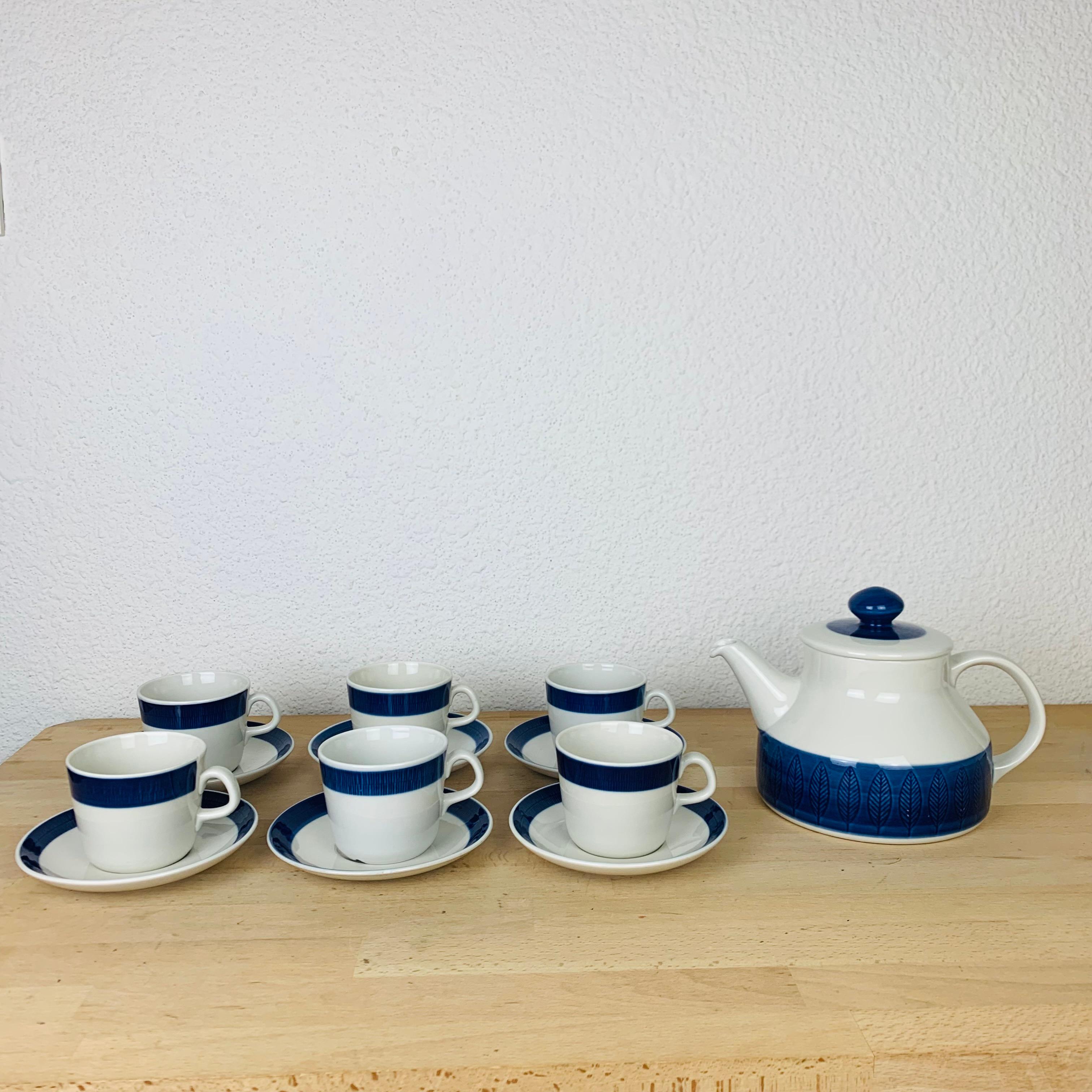 Koka Teeservice von Hertha Bengtson für Rörstrand Schweden, hergestellt in den 1960er Jahren. Dieses Set enthält eine Teekanne, sechs Tassen und sechs Untertassen. 

Leichte alters- und gebrauchsbedingte Abnutzung, kein Chip, kein Riss. 

Maße der