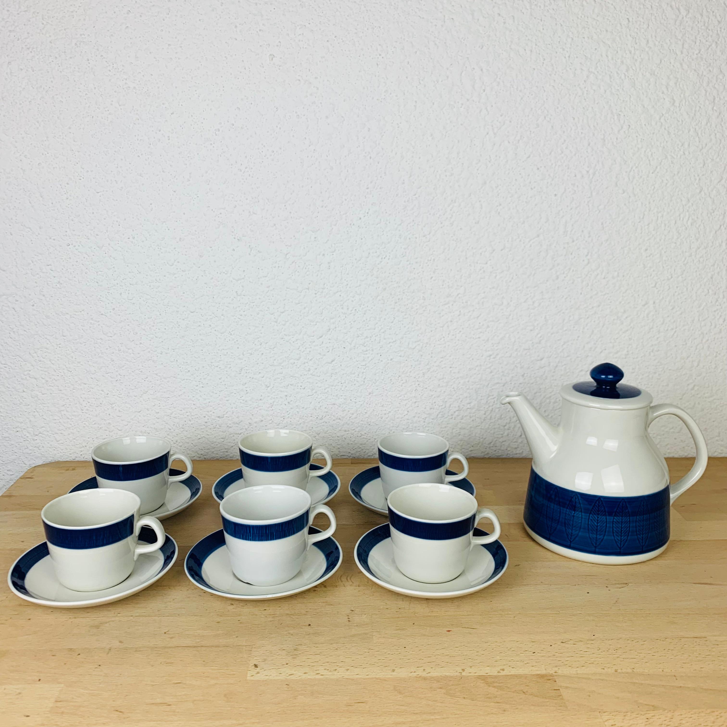 Koka Teeservice von Hertha Bengtson für Rörstrand Schweden, hergestellt in den 1960er Jahren. Dieses Set enthält eine Teekanne, sechs Tassen und sechs Untertassen. 

Leichte alters- und gebrauchsbedingte Abnutzung, kein Chip, kein Riss. 

Maße der