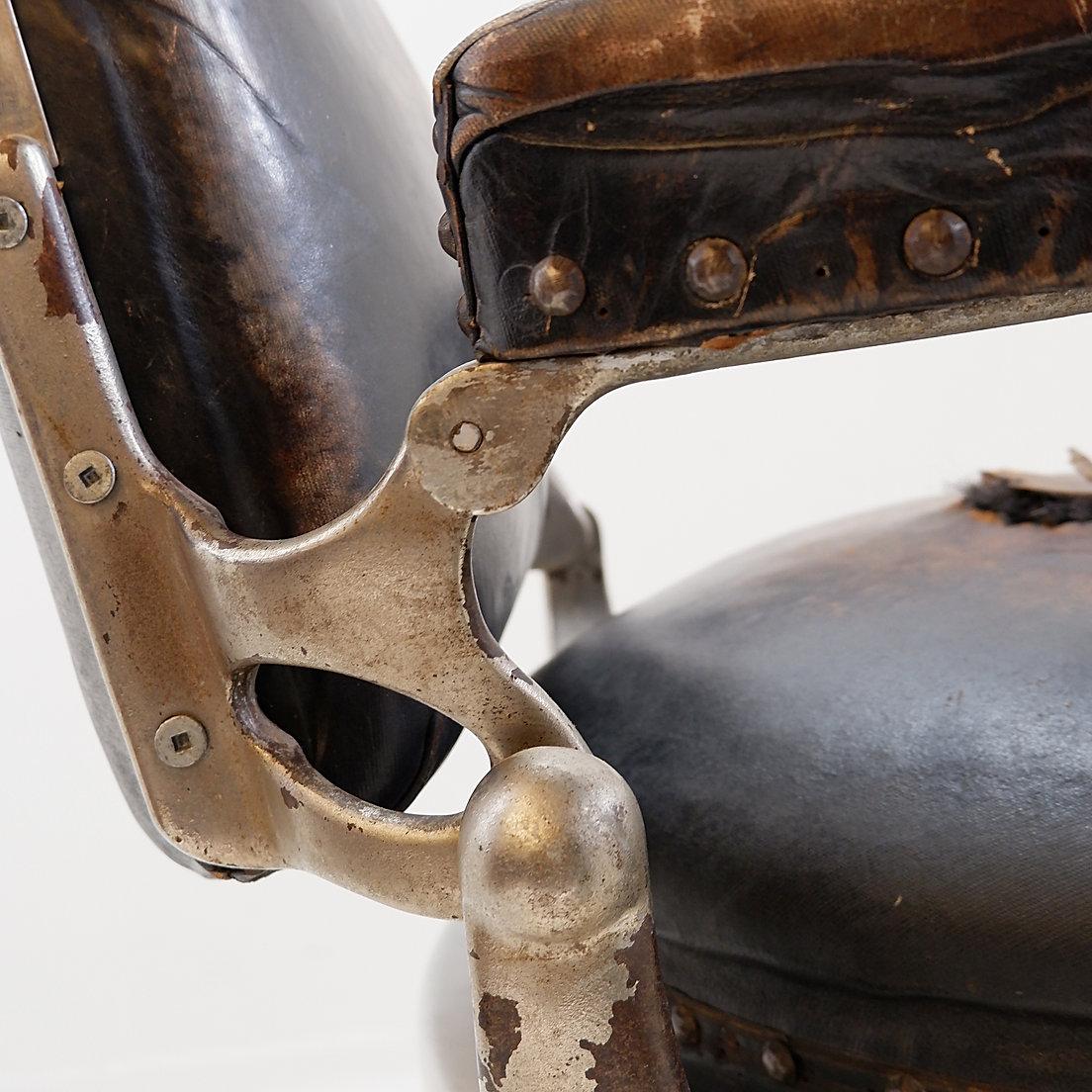 Chaise de barbier originale en cuir brun et fonte émaillée blanche de Whiting, Circa 1918 en vente 5