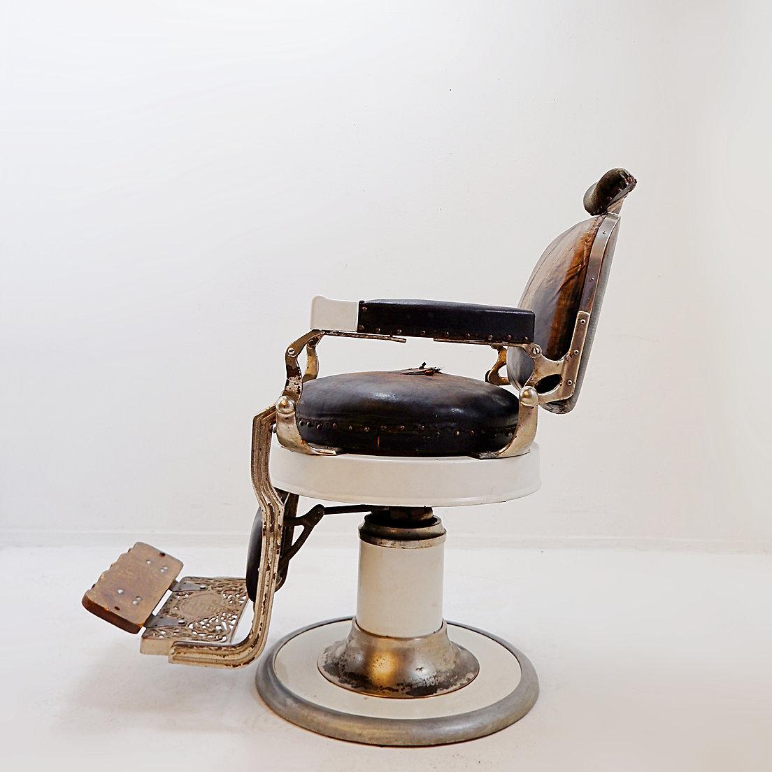 Chaise de barbier originale en cuir brun et fonte émaillée blanche de Whiting, Circa 1918 en vente 8