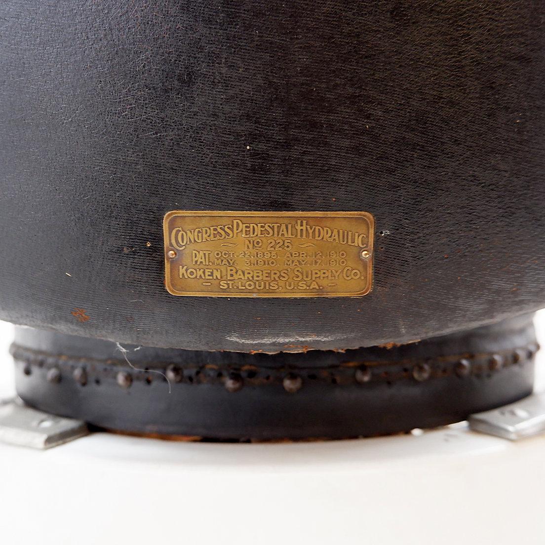 Américain Chaise de barbier originale en cuir brun et fonte émaillée blanche de Whiting, Circa 1918 en vente