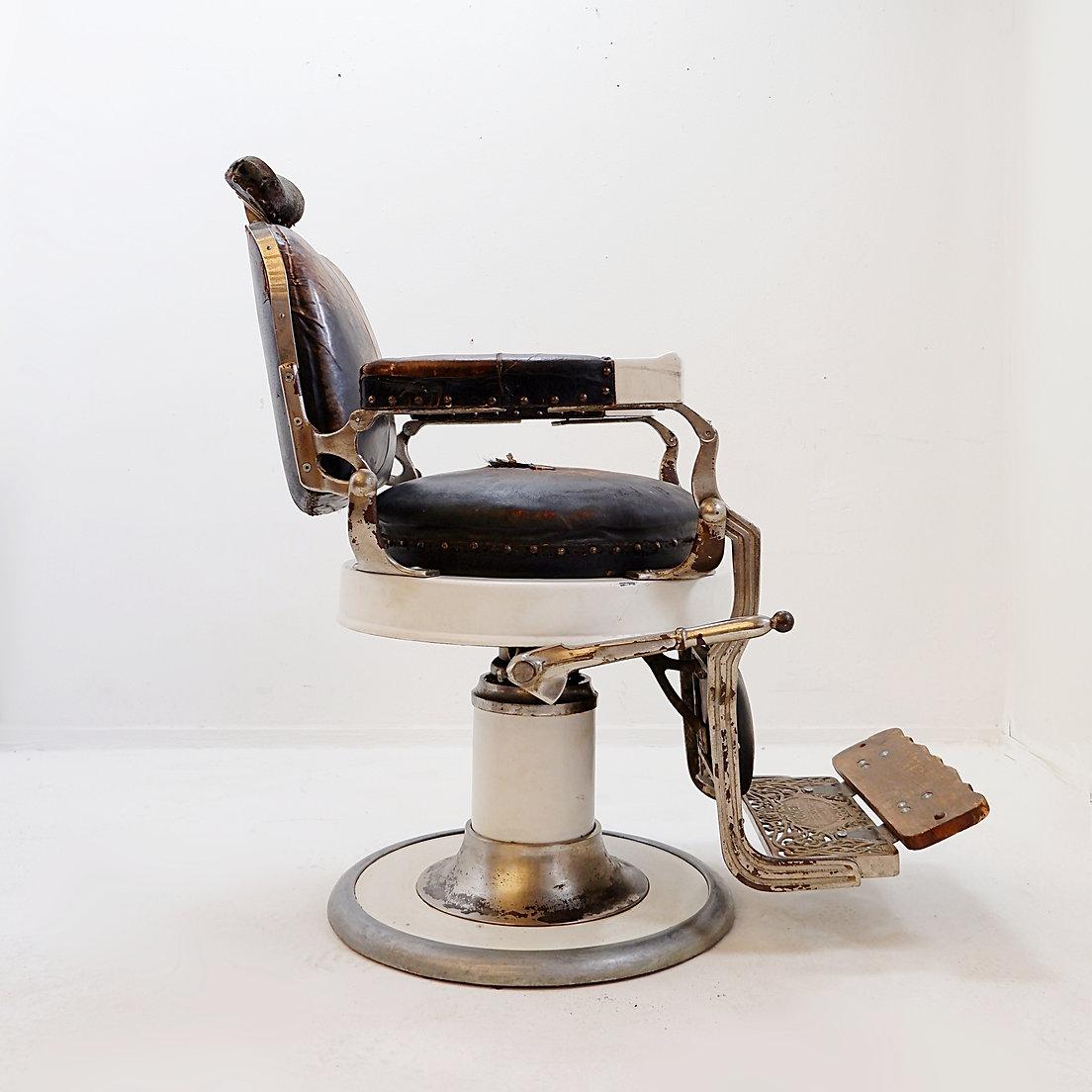 Chaise de barbier originale en cuir brun et fonte émaillée blanche de Whiting, Circa 1918 Abîmé - En vente à Linkebeek, BE