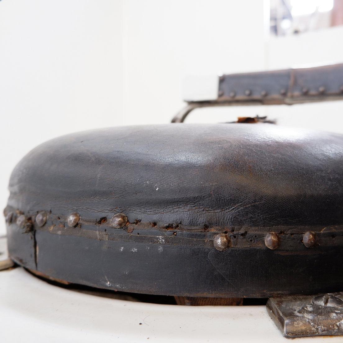 Cuir Chaise de barbier originale en cuir brun et fonte émaillée blanche de Whiting, Circa 1918 en vente