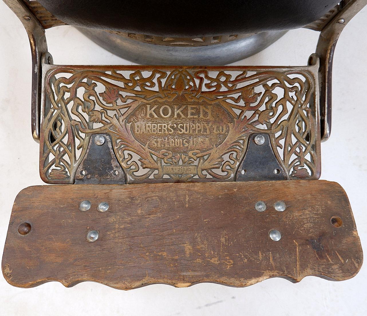 Chaise de barbier originale en cuir brun et fonte émaillée blanche de Whiting, Circa 1918 en vente 1
