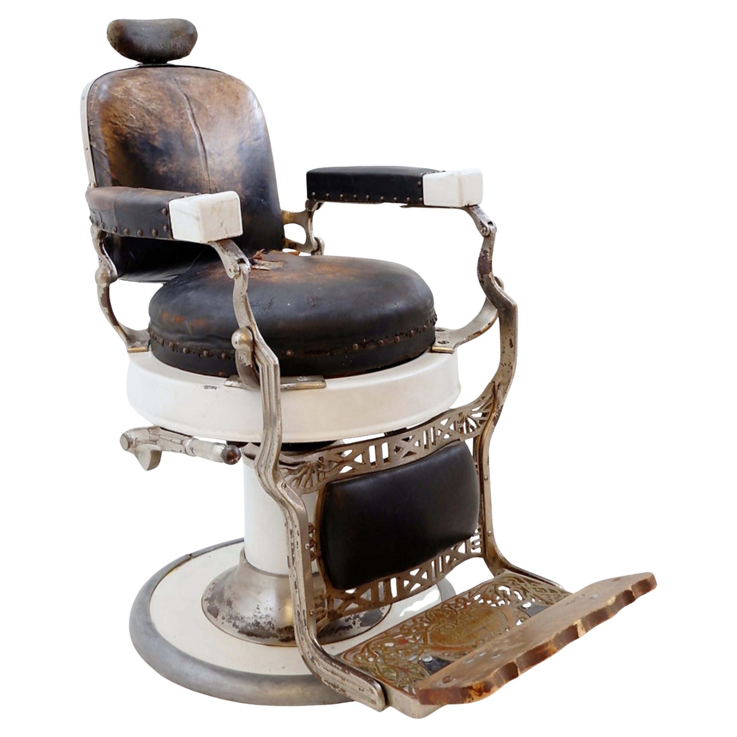 Chaise de barbier originale en cuir brun et fonte émaillée blanche de Whiting, Circa 1918 en vente