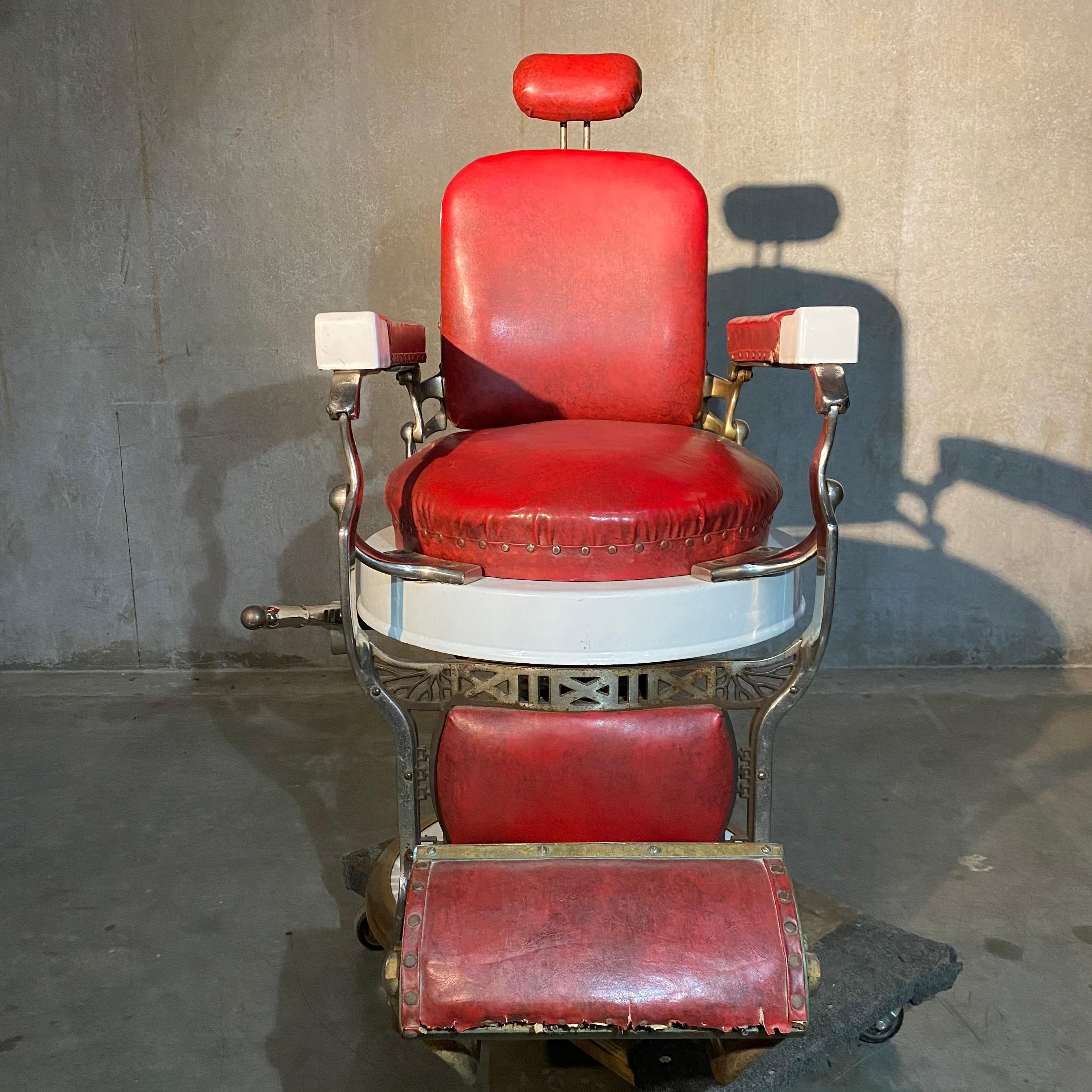 A very good original barber chair with adjustable lever, brass details and complete original condition.

This is a rare model.
