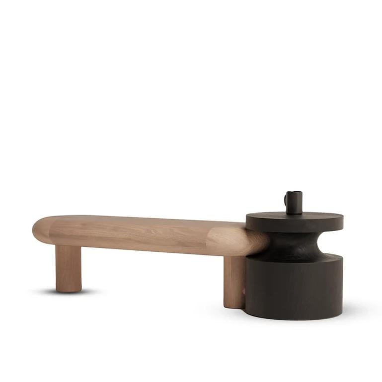 La panca KOKESHI con tavolino di Essentia Home è una composizione scultorea che fonde funzionalità e arte, pensata per gli interni indiani moderni e per i collezionisti di mobili di lusso fatti a mano. Questa creazione a doppio uso ridefinisce il