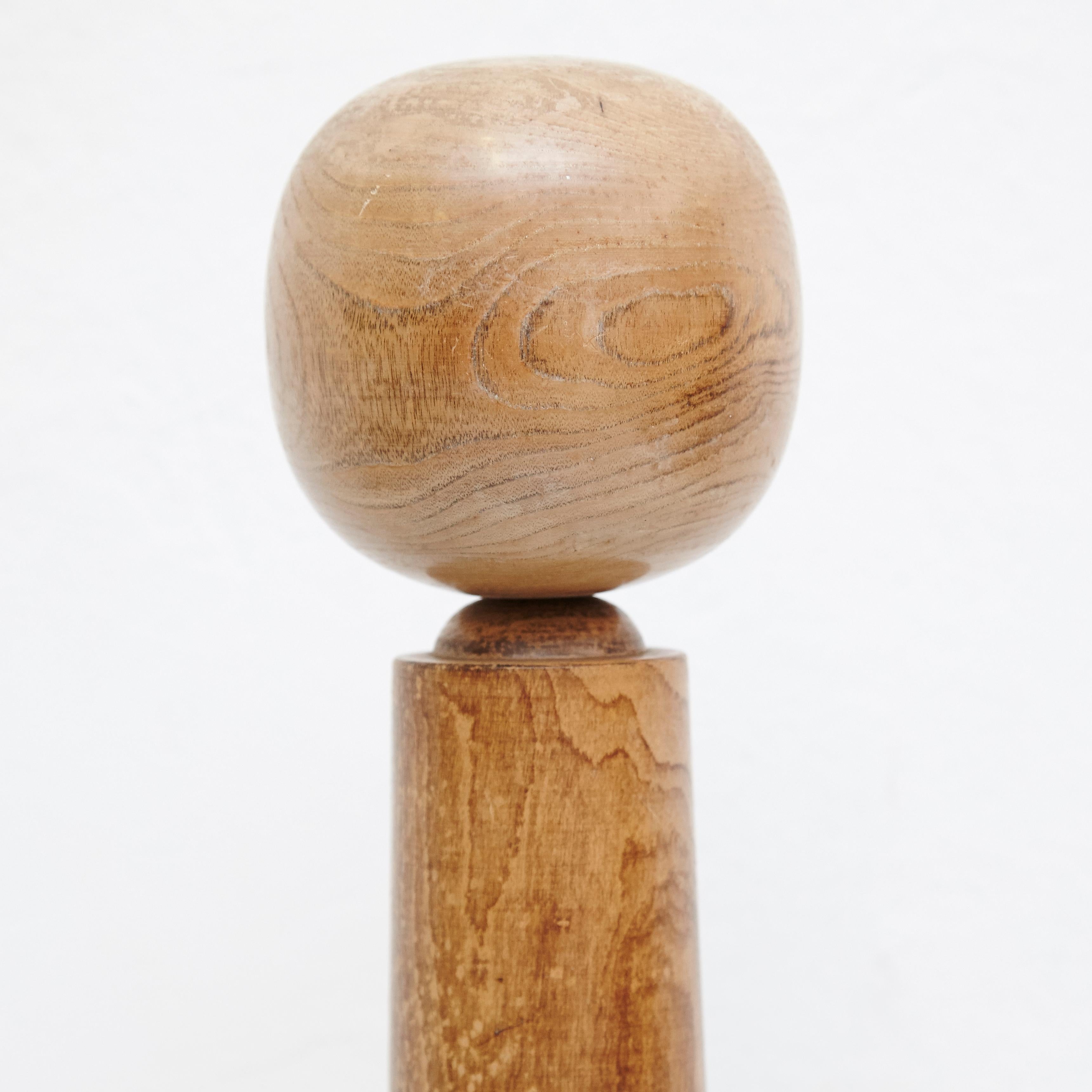 Muñeca japonesa llamada Kokeshi de principios del siglo XX.  Procedencia del norte de Japón.      Medidas:     39 x 11,5 cm        Hecho a mano por artesanos japoneses a partir de madera. Tienen un tronco simple como cuerpo y una cabeza agrandada.