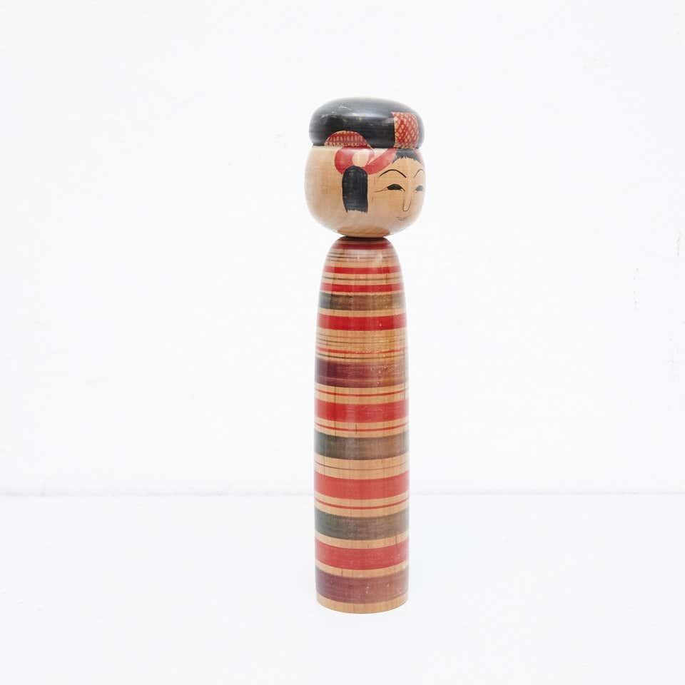 Japanese doll called Kokeshi of the early 20th century.
Provenance from the northern Japan.
Dolls shapes and patterns are particular to a certain area and are classified under eleven types, this doll is a Tohgatta type.

Handmade by Japanese