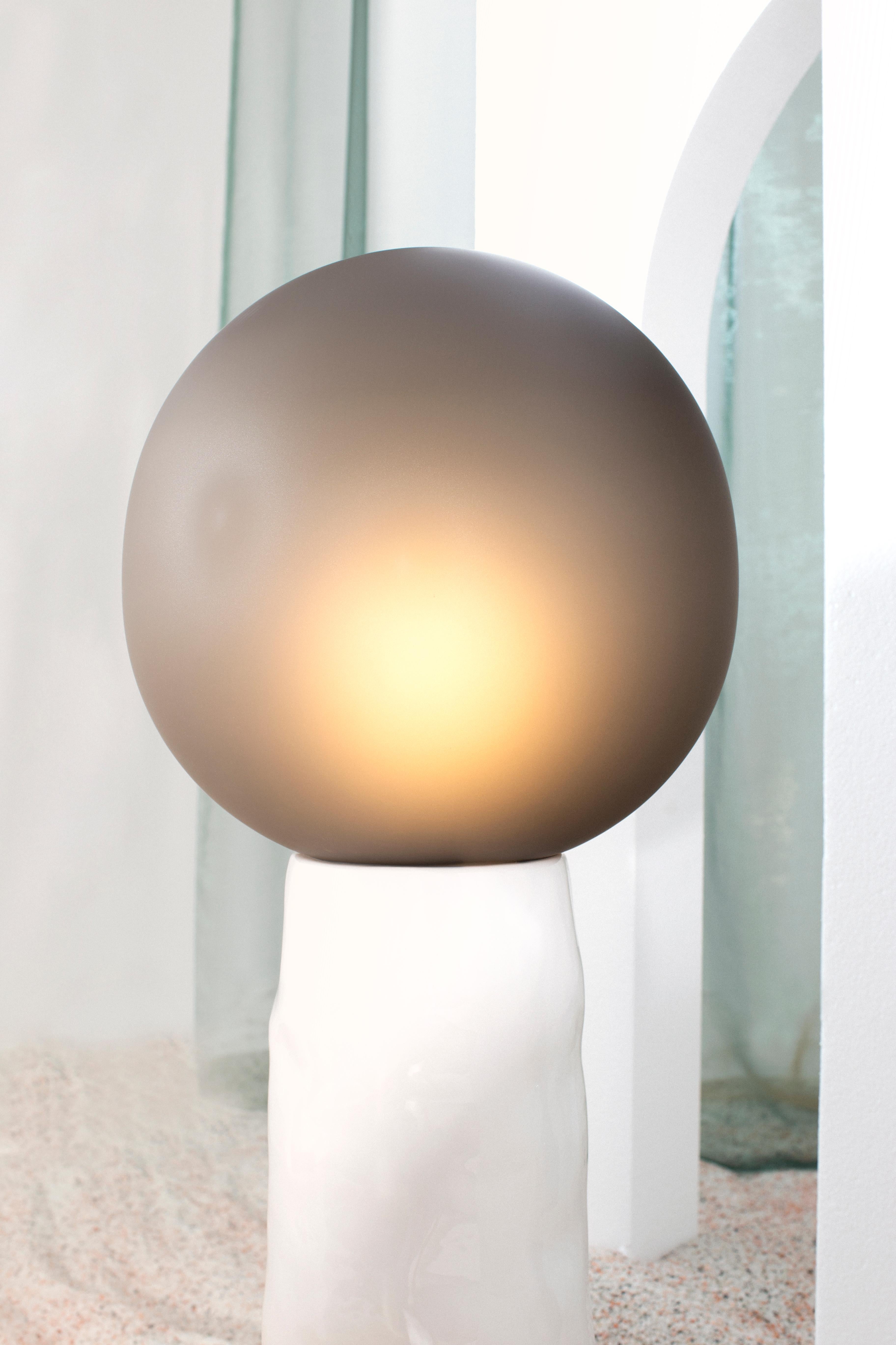 Kokeshi Medium Stehlampe aus grauem Acetato-Weiß von Pulpo im Angebot 9