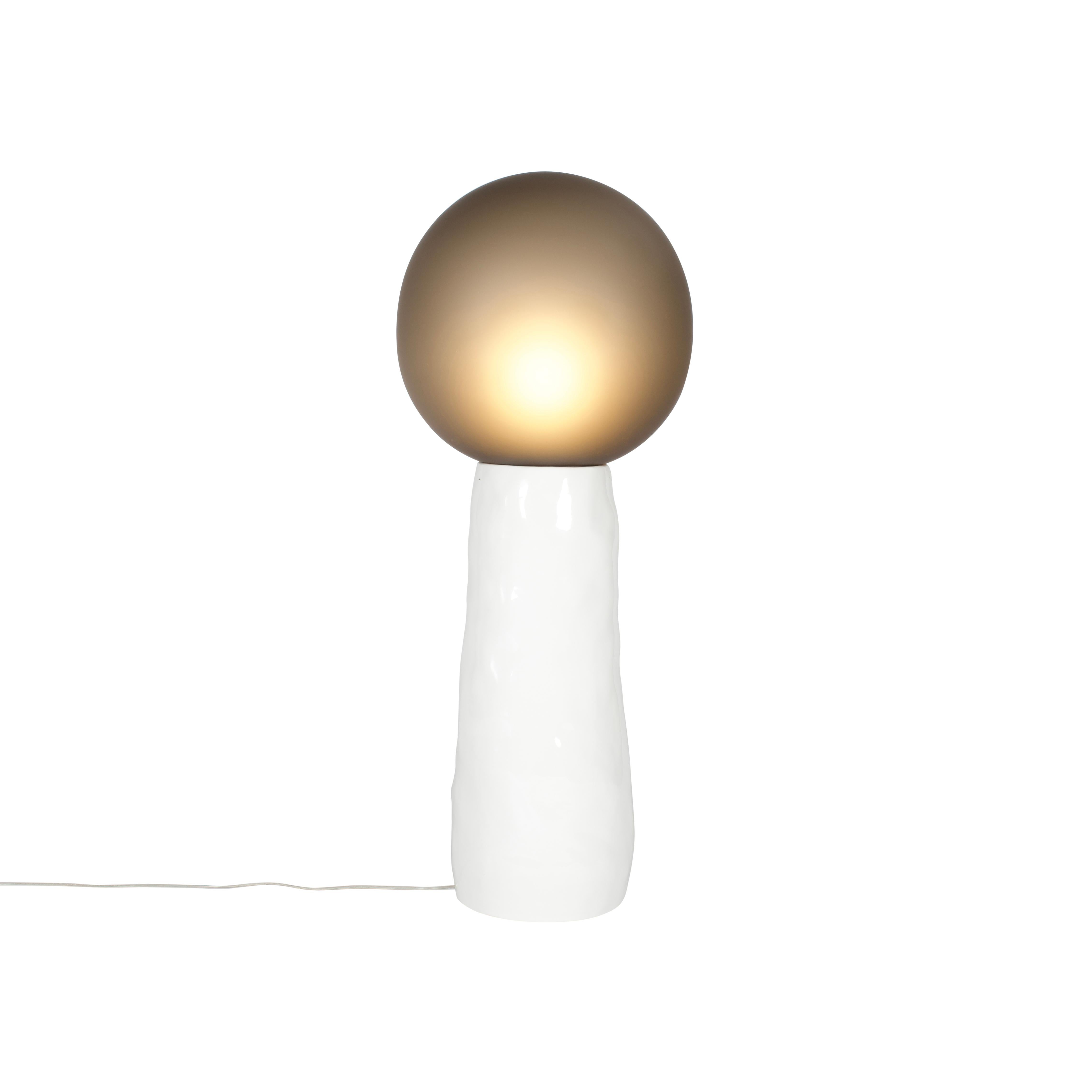 Kokeshi Medium Stehlampe aus grauem Acetato-Weiß von Pulpo
Abmessungen: T45 x H112,5 cm
MATERIAL: Glas und Keramik

Auch in verschiedenen Ausführungen erhältlich: weiß acetato weiß, grau acetato weiß, weiß acetato grau, grau acetato grau,  weiß