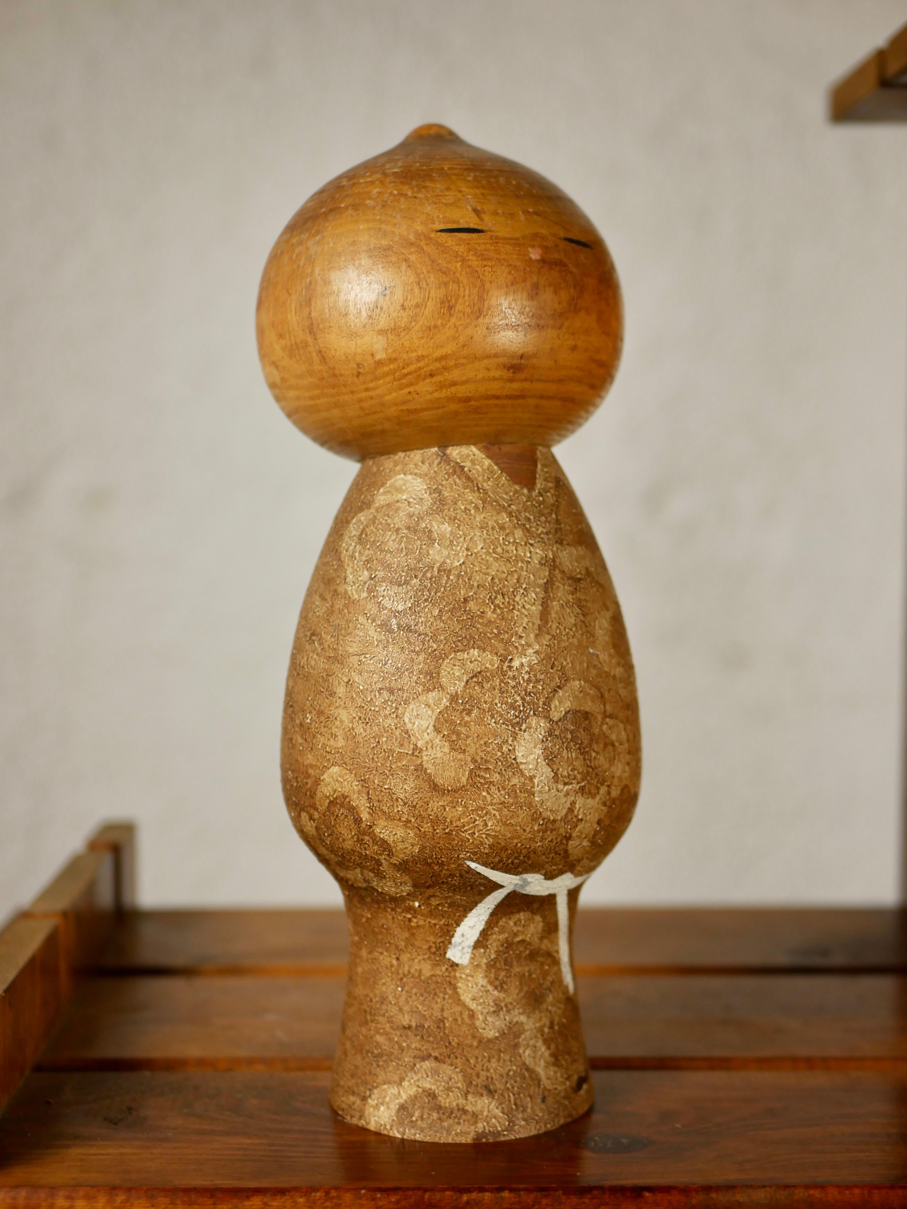 Adorable poupée Kokeshi Mushin (innocence), par Watanabe Masao (artisan sculpteur primé). L’une de ses créations les plus connues. 
Measures: H 29, 5 D 11. 
En bon état général, traces d'usure.

D’autres Kokeshi sont disponibles.

A l'instar