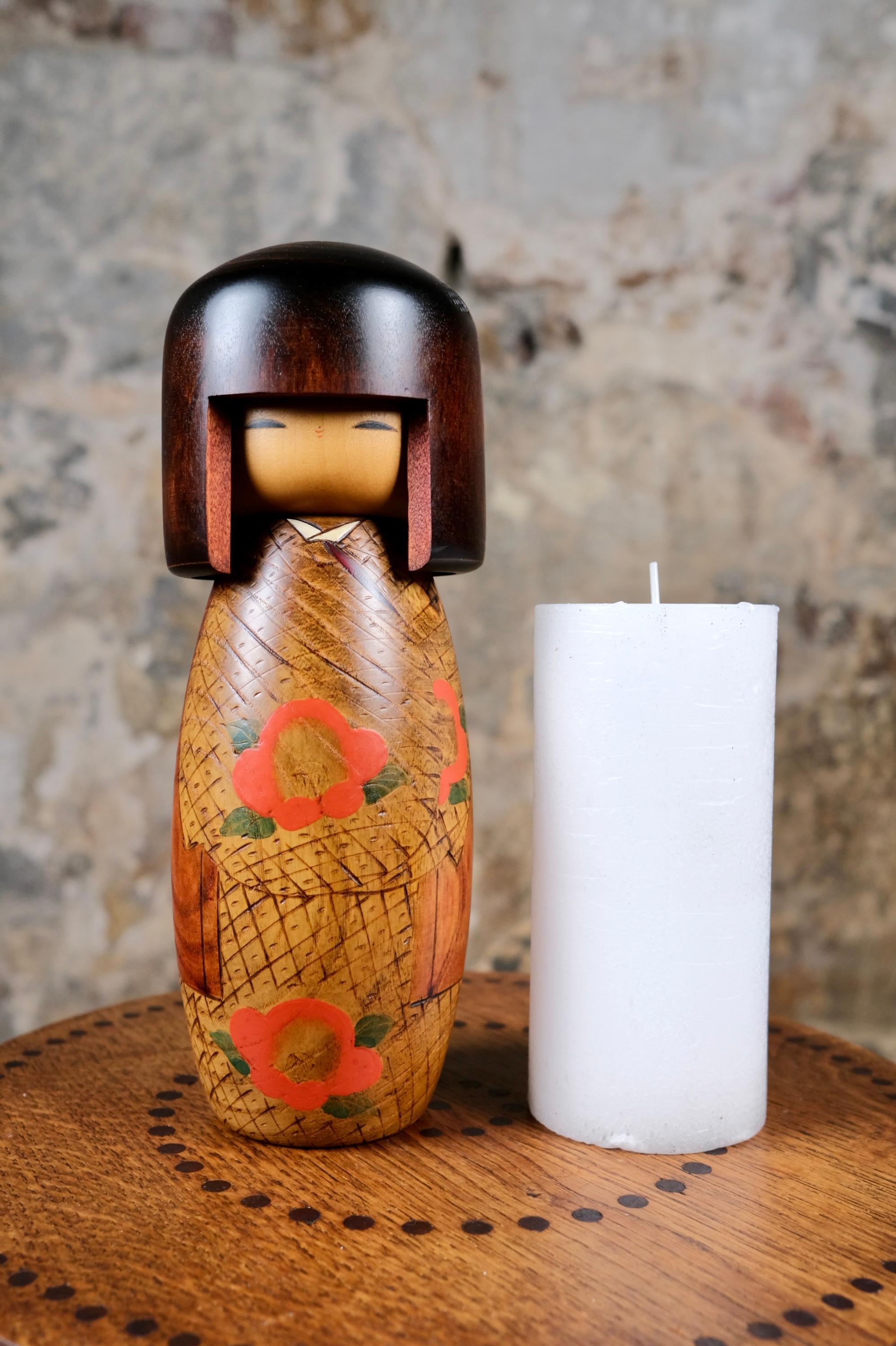 Kokeshi con camelie, di Inosuke Kobayashi, Giappone, anni '90 in vendita 6