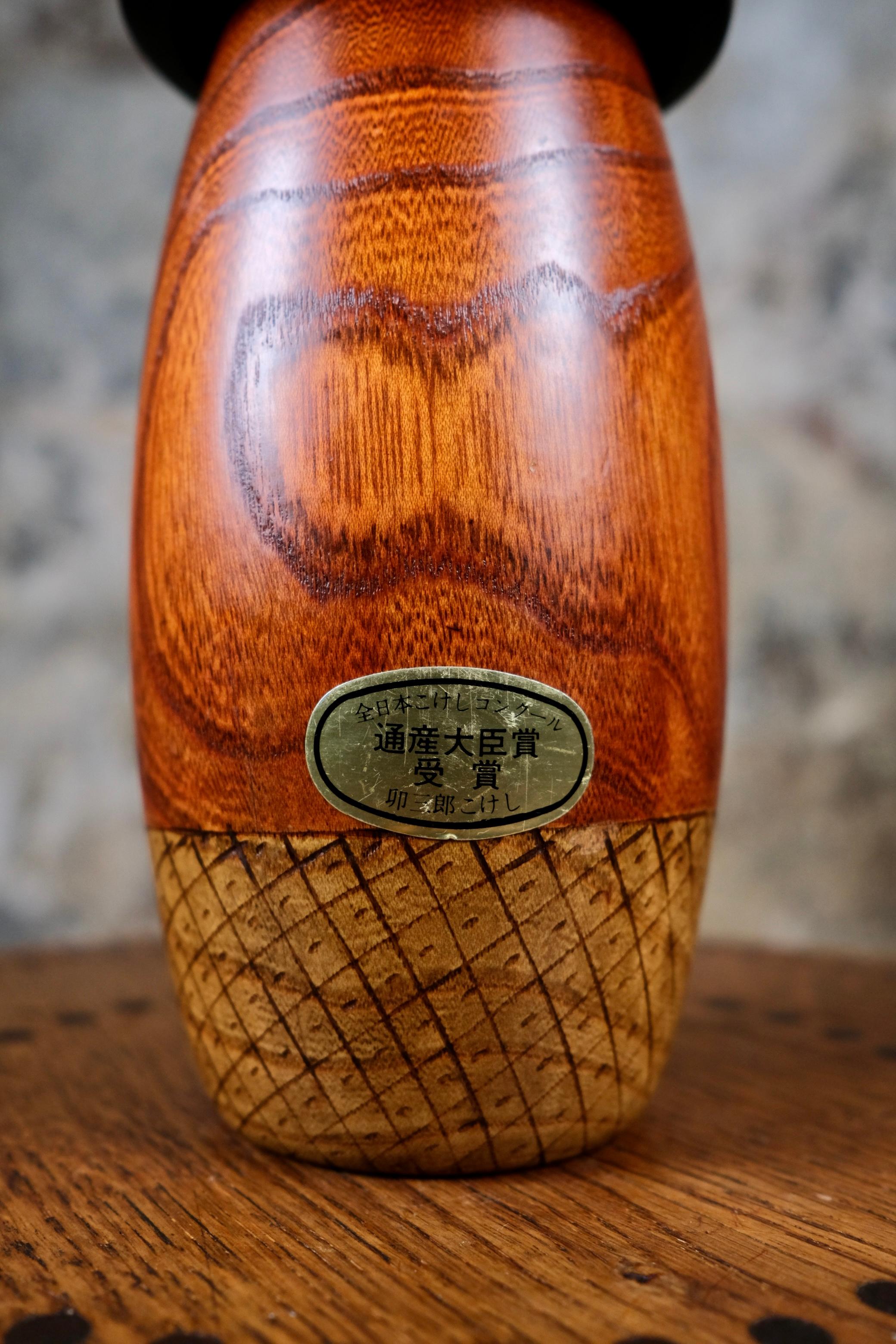 Legno Kokeshi con camelie, di Inosuke Kobayashi, Giappone, anni '90 in vendita