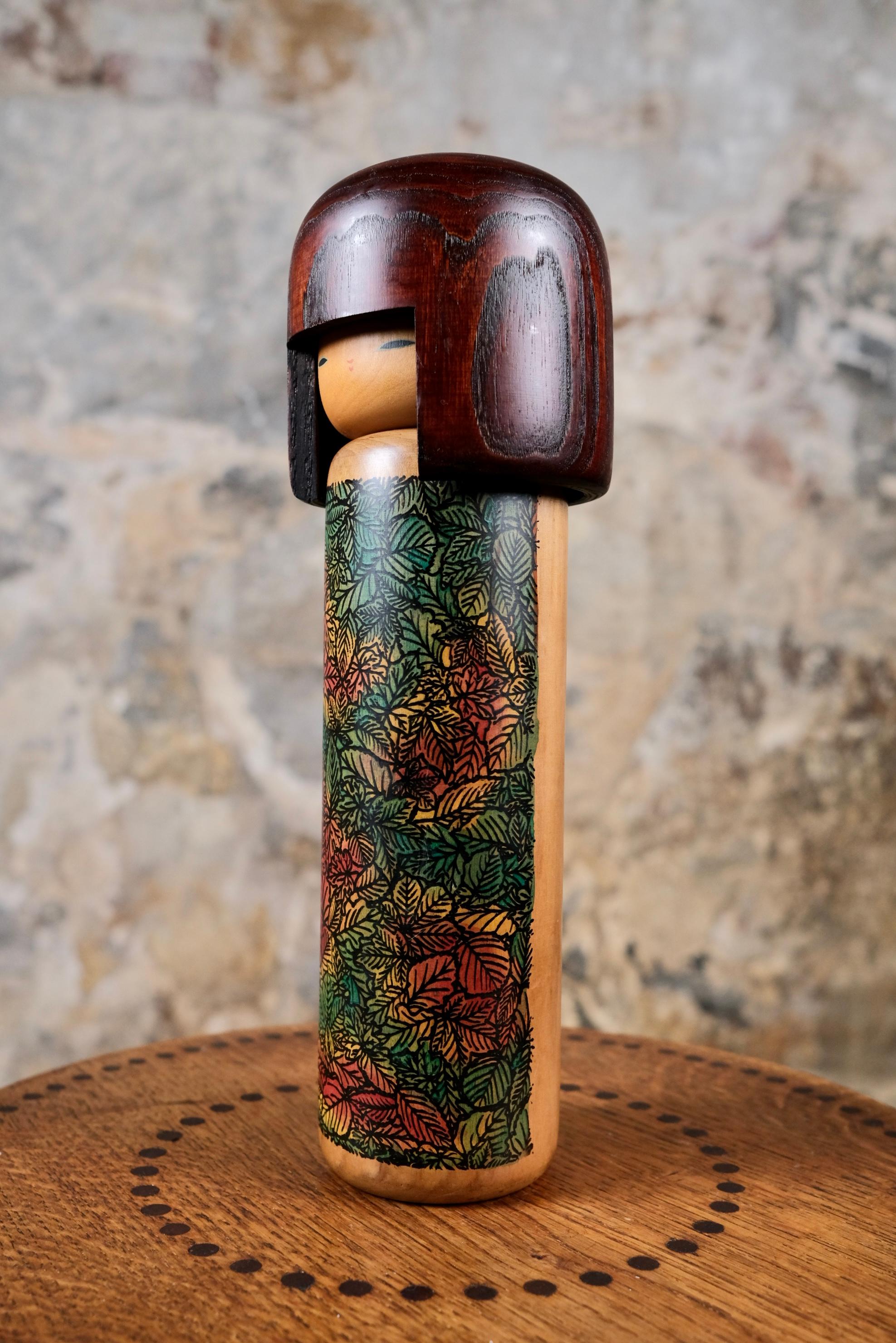Kokeshi with leaves by Usaburo, Japan, 1990s In Good Condition For Sale In Lyon, FR