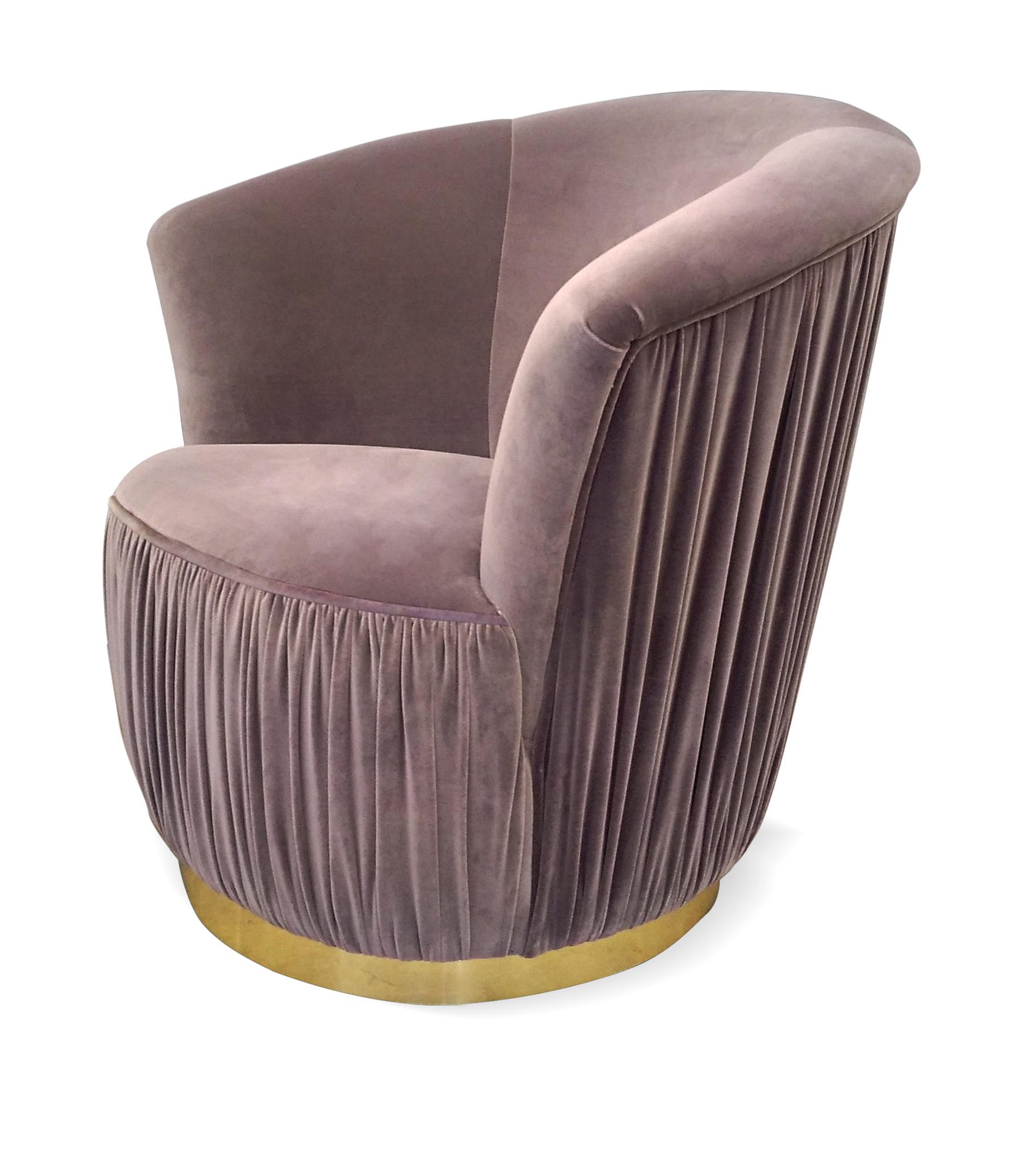 Poised and regal, the Countess reigns supreme even in the most luxurious designs. Her fanned back is reminiscent of the royal collars adorned by highnesses of days past. Her lady like figure is covered in plush upholstery fabric, sitting perched