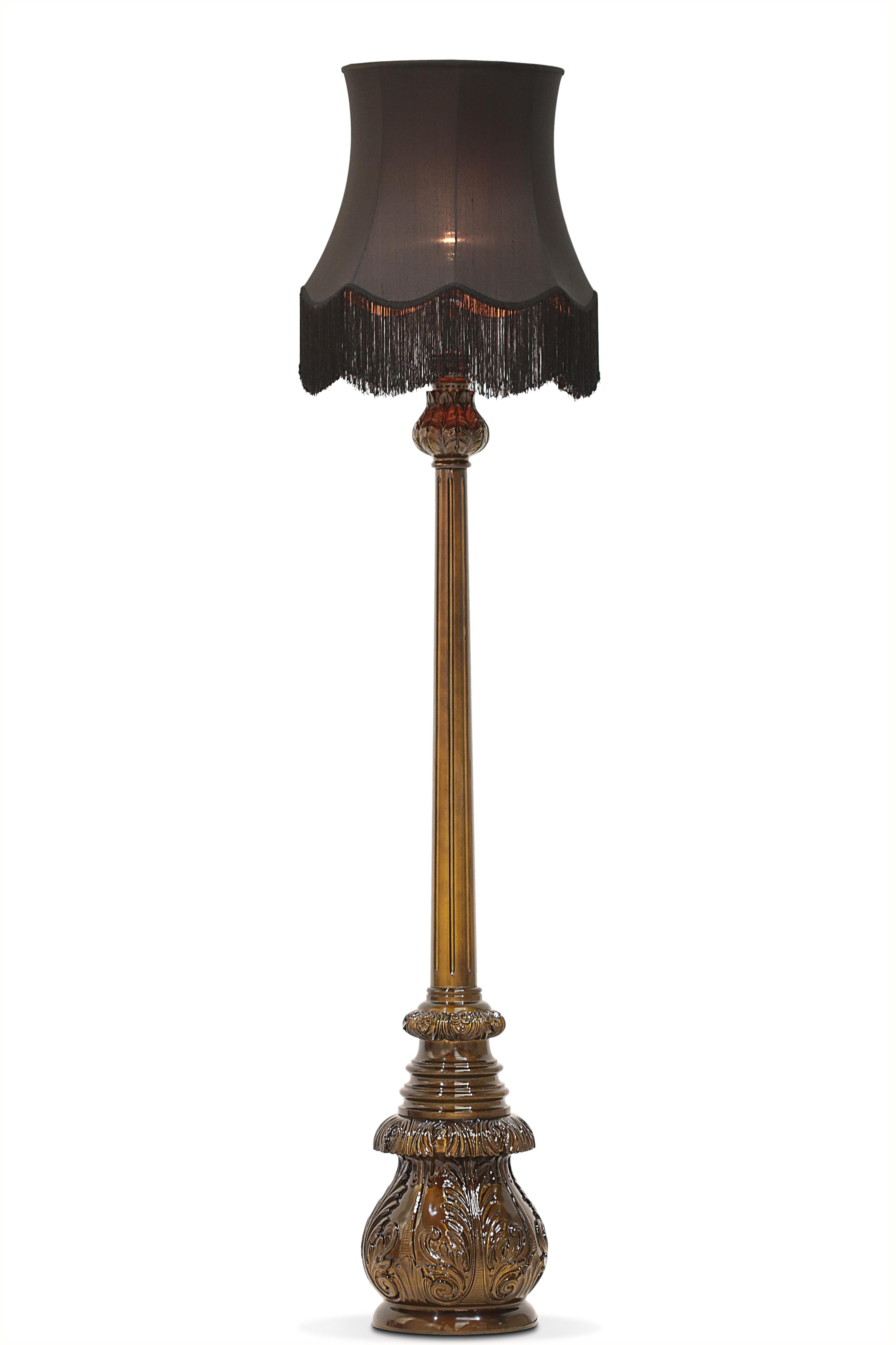 The poetic Lotus floor lamp is a dramatically exquisite way to add splendor to any setting. Luxury craftsmanship is present in the meticulous hand carving and finishing of the base.

Structure: Iridescent green with high gloss finish 
Lamp shade:
