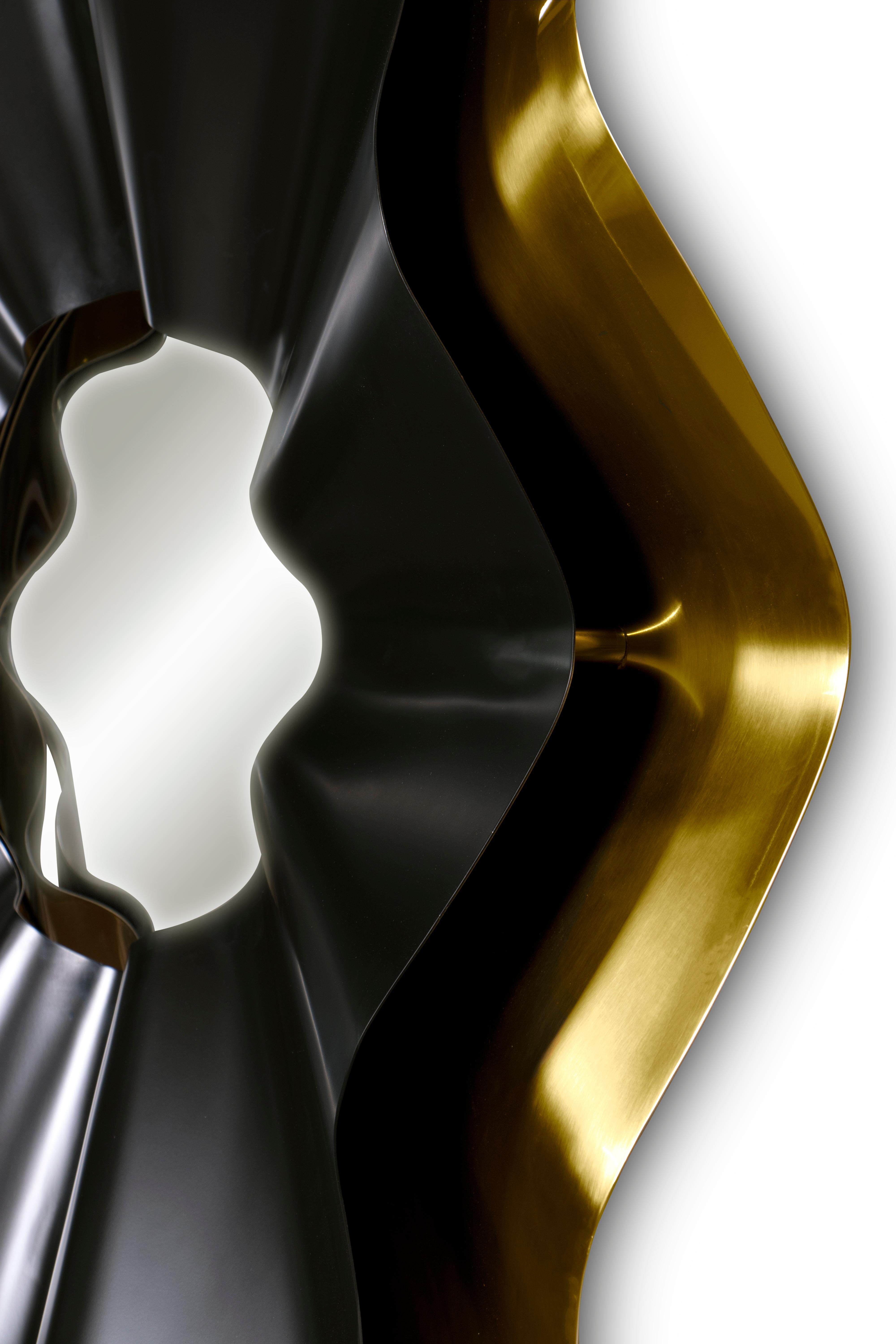 Poetry of design lies in the creation of illusions. Lust after the Reve mirror finished in a matte exterior with a high gloss metallic interior, unleashing the rules of reality and giving you the power of self-exploration.

Outer ring: Gold chromium