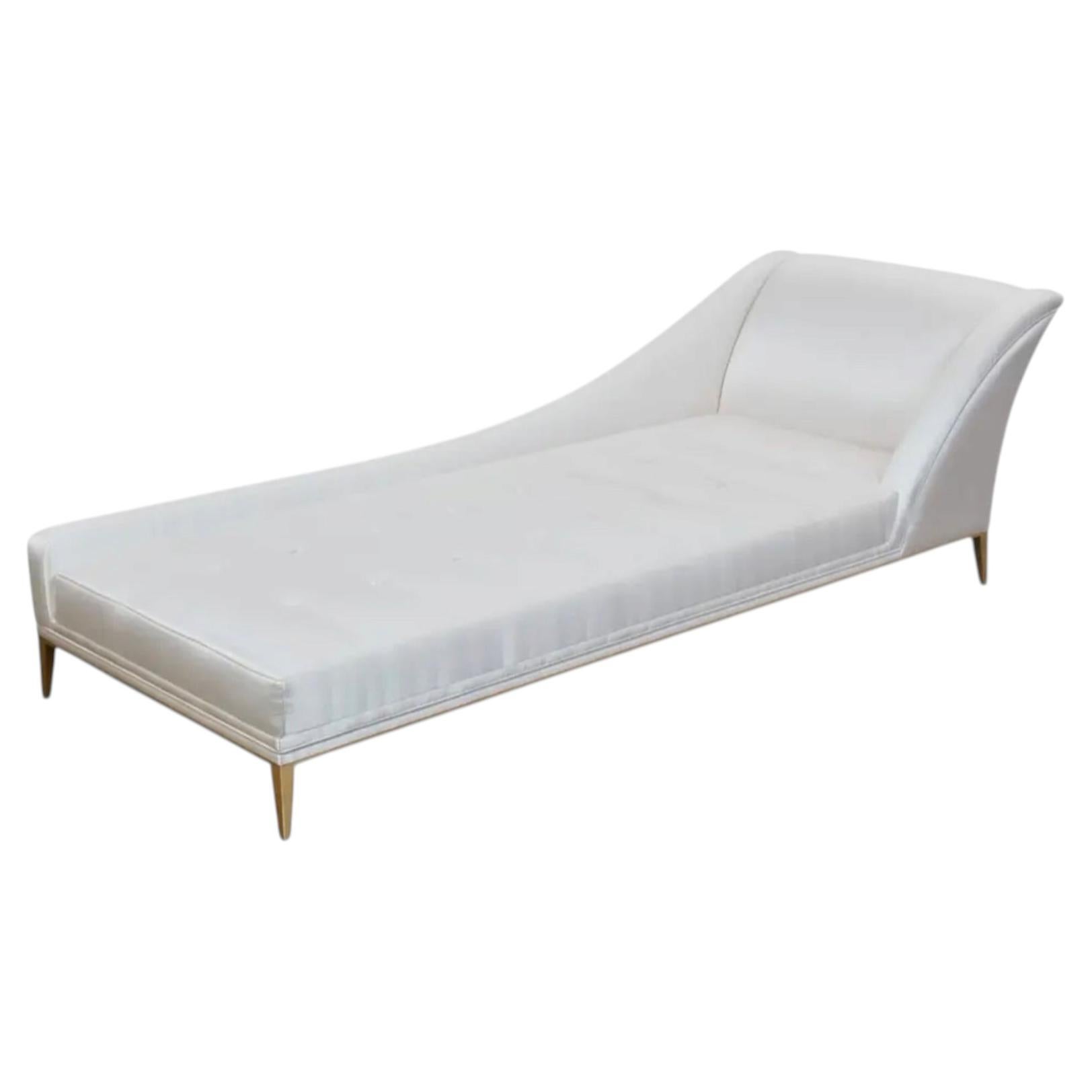 Koket Chaise longue Envy tapissée de satin en vente