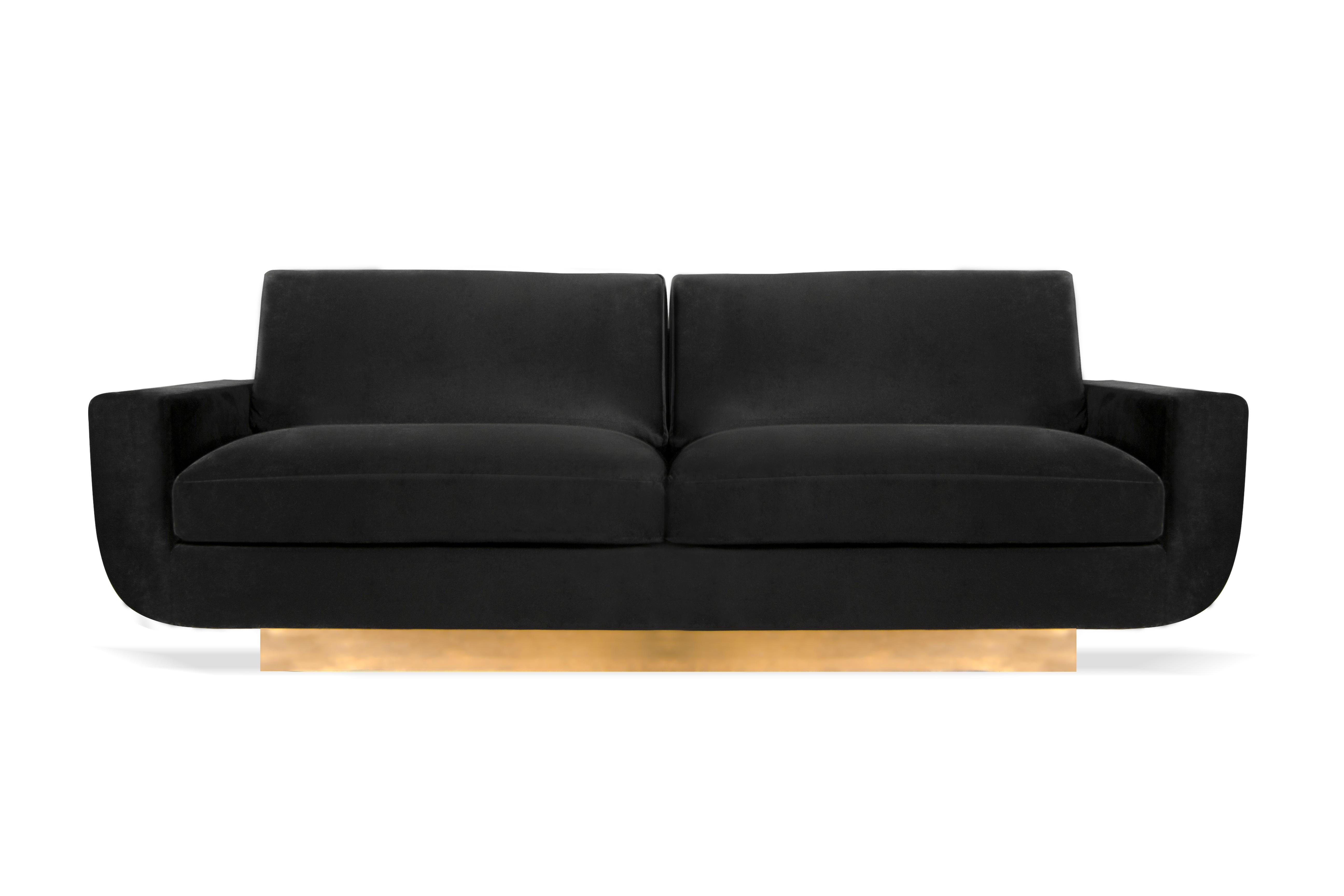 Das Mid-Century Modern Design hat noch nie so edel ausgesehen wie das Sofa Sofia. Ihre zweisitzige Vintage-Form wurde von Koket modern umgestaltet, wobei ihre weichen Kurven von einem glänzenden, geradlinigen Metallgestell umschlossen