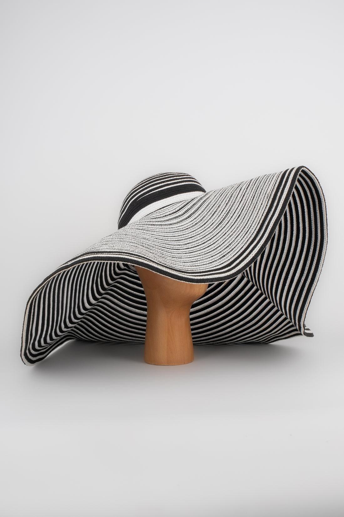Kokin- Large striped black and white wide-brimmed hat.

Additional information:
Condition: Very good condition
Dimensions: Circumference: 57 cm

Seller Reference: CHP108