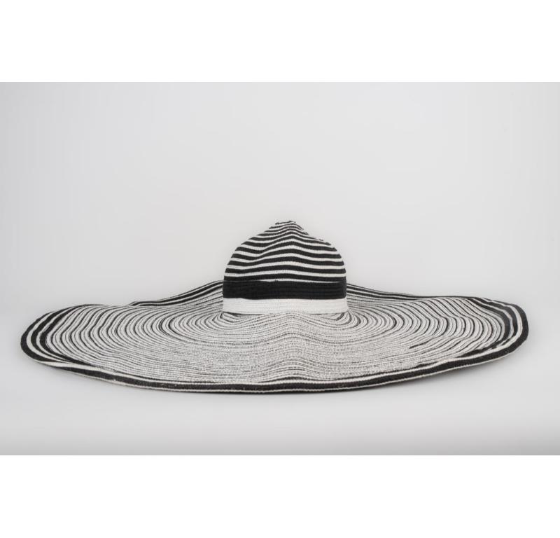 Kokin Large Striped Black and White Wide-Brimmed Hat In Excellent Condition For Sale In SAINT-OUEN-SUR-SEINE, FR
