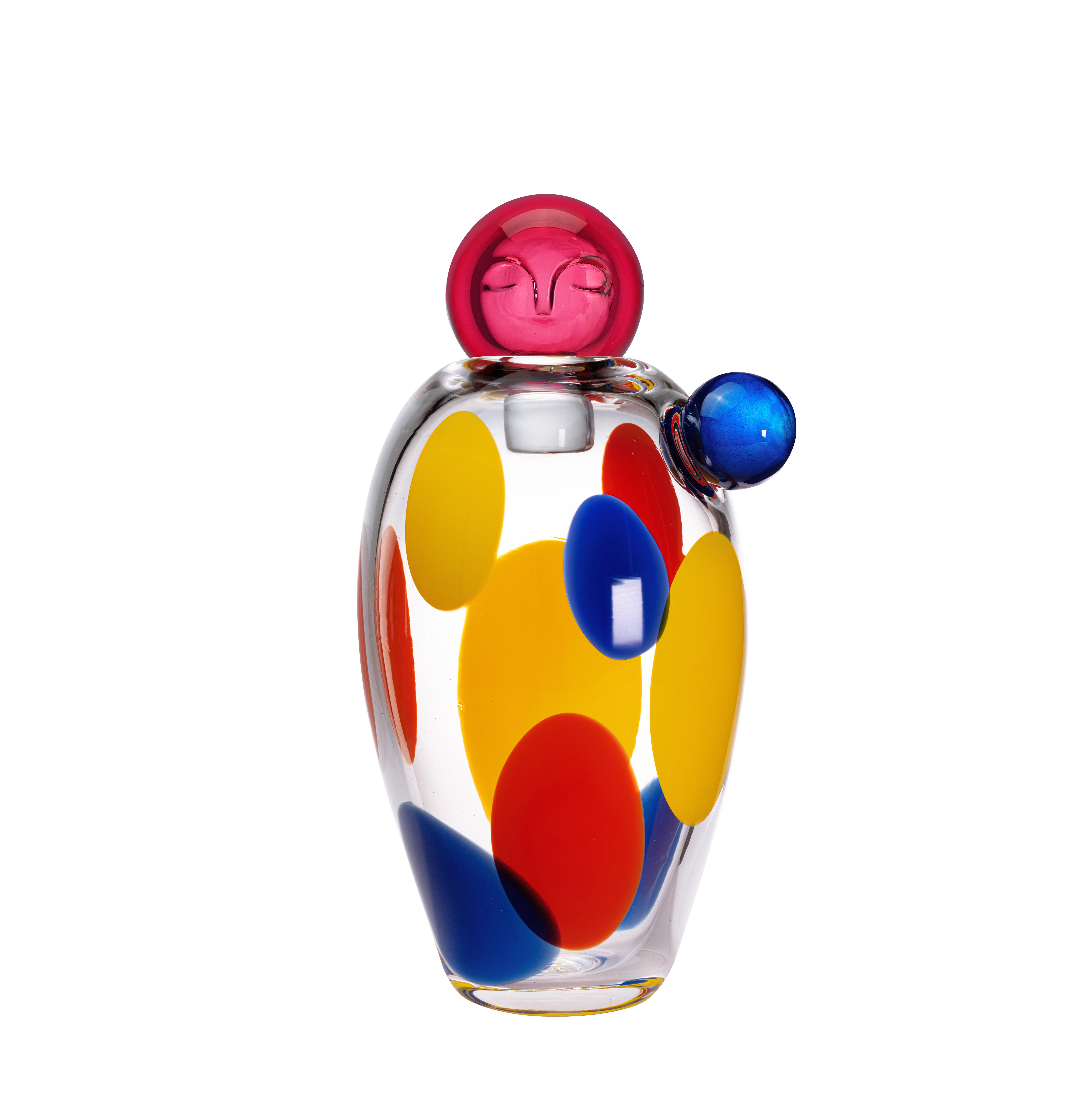 La Serie MAMA es un sentido homenaje a la ternura de la maternidad, inspirado en las tradicionales muñecas japonesas kokeshi, símbolos del amor maternal y la inocencia de la infancia. Cada pieza captura un momento tranquilo: la cabeza redondeada de
