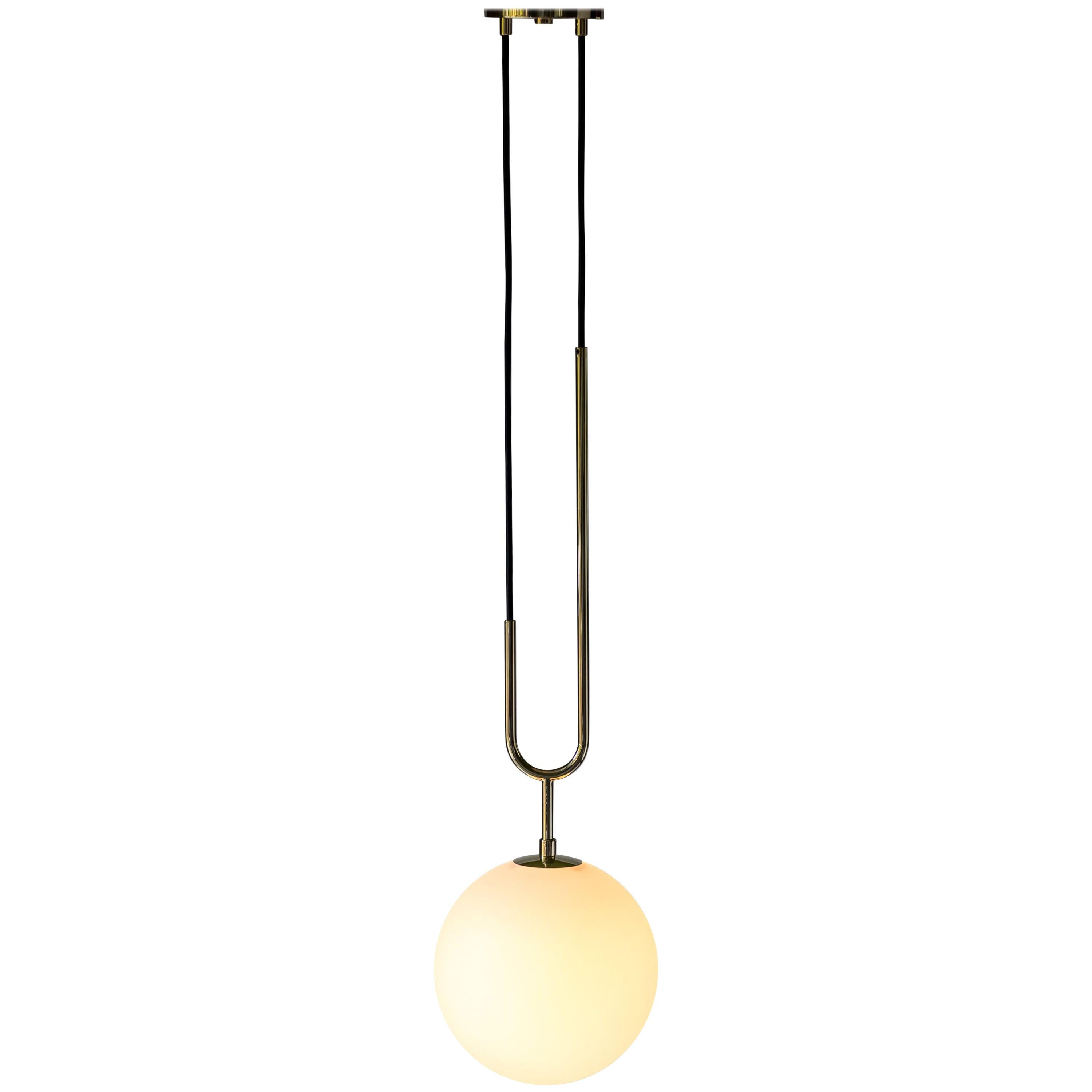 Lampada a sospensione moderna Koko con cavo nero, vetro satinato e finitura in ottone lucido in vendita