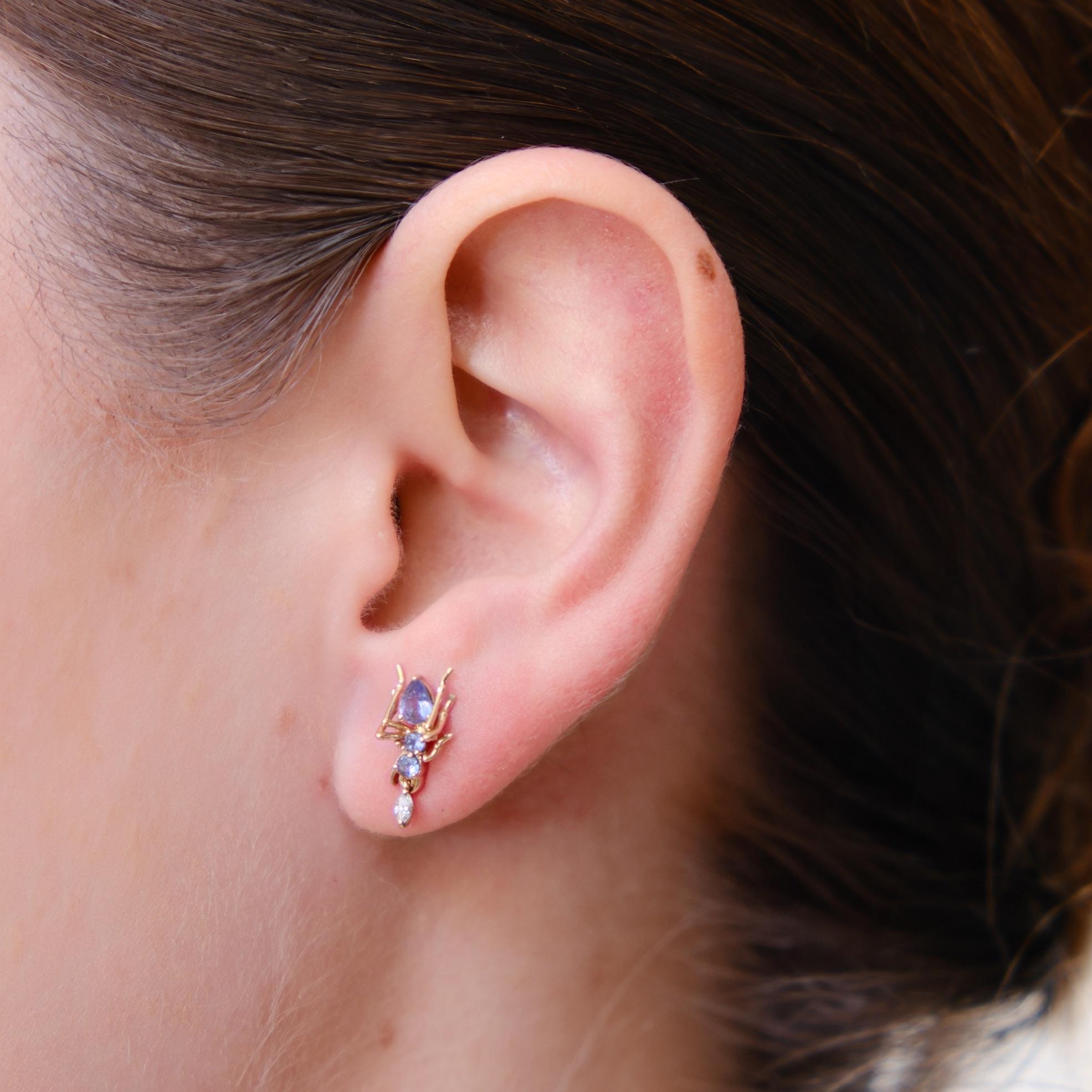 Artisan Boucle d'oreille Kokoro en or jaune 14K avec 0.30 ct Tanzanite 0.054 ct Diamant en vente