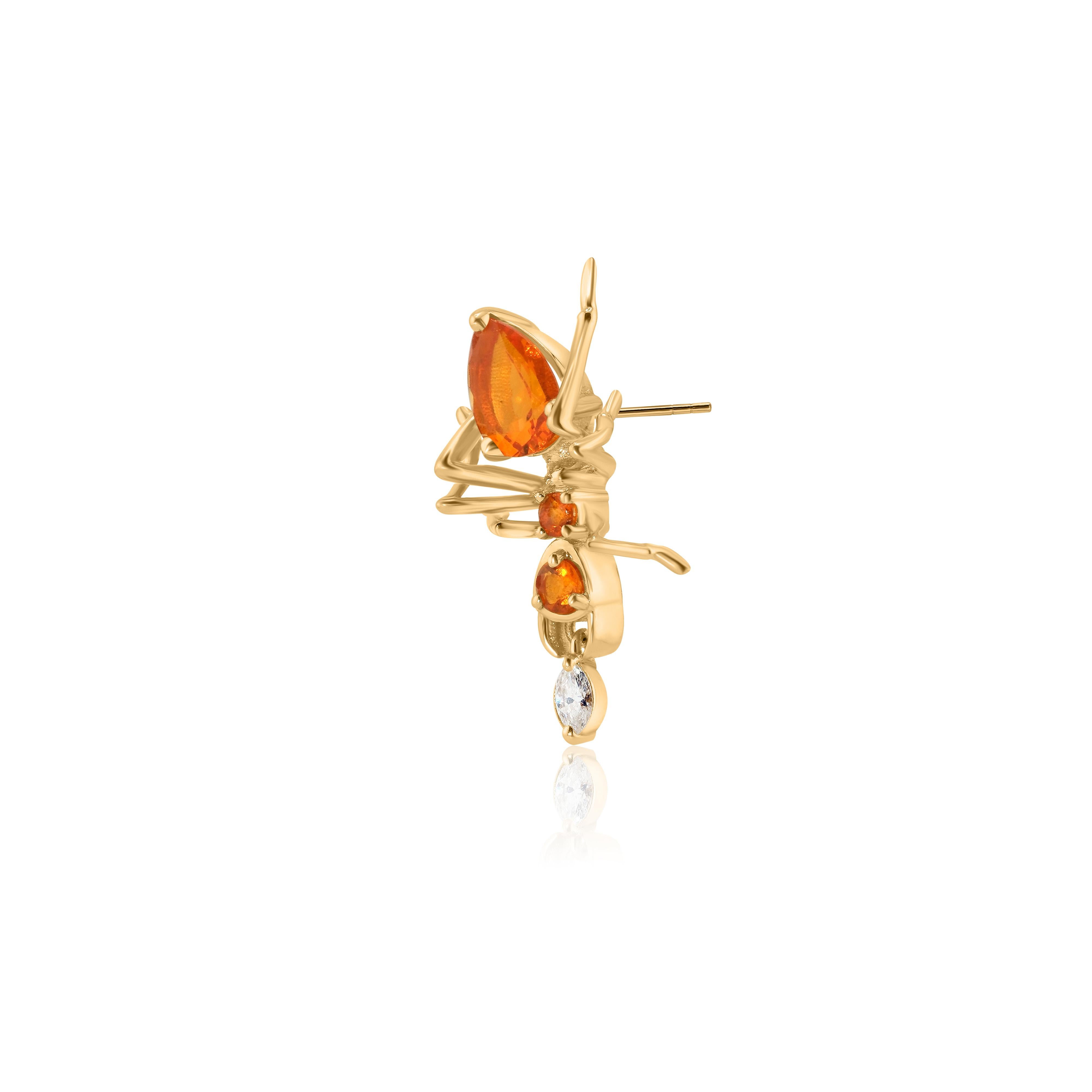 Sculpturale et saisissante, cette boucle d'oreille Kokoro présente une opale de feu mexicaine de 0,50 ct avec un diamant marquise blanc suspendu entre des mandibules dorées, dont la teinte orangée brille avec intensité. La goutte de diamant de 0,035