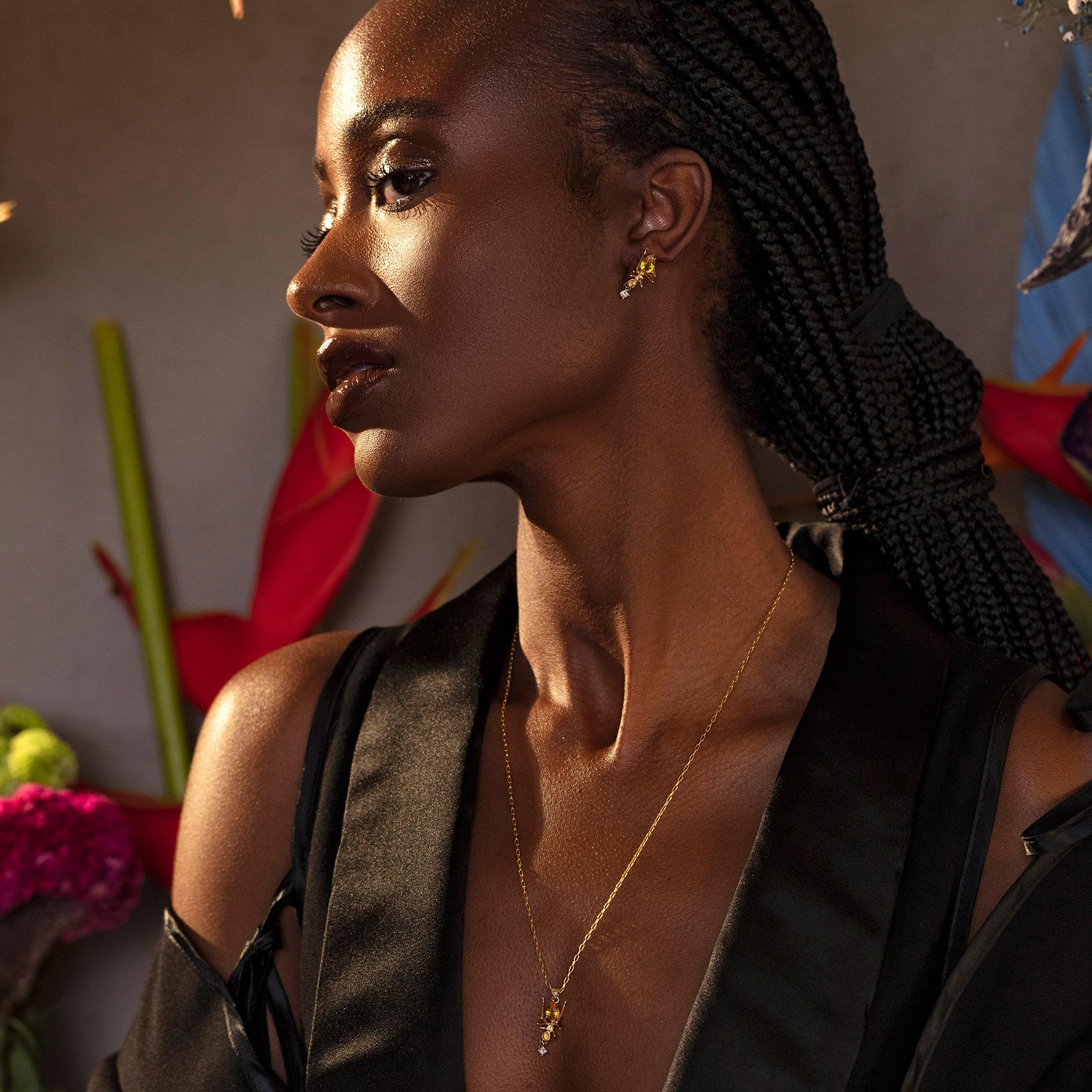 Taille poire Boucle d'oreille Kokoro en or jaune 14K avec émeraude de 0,76 ct et diamant de 0,035 ct en vente