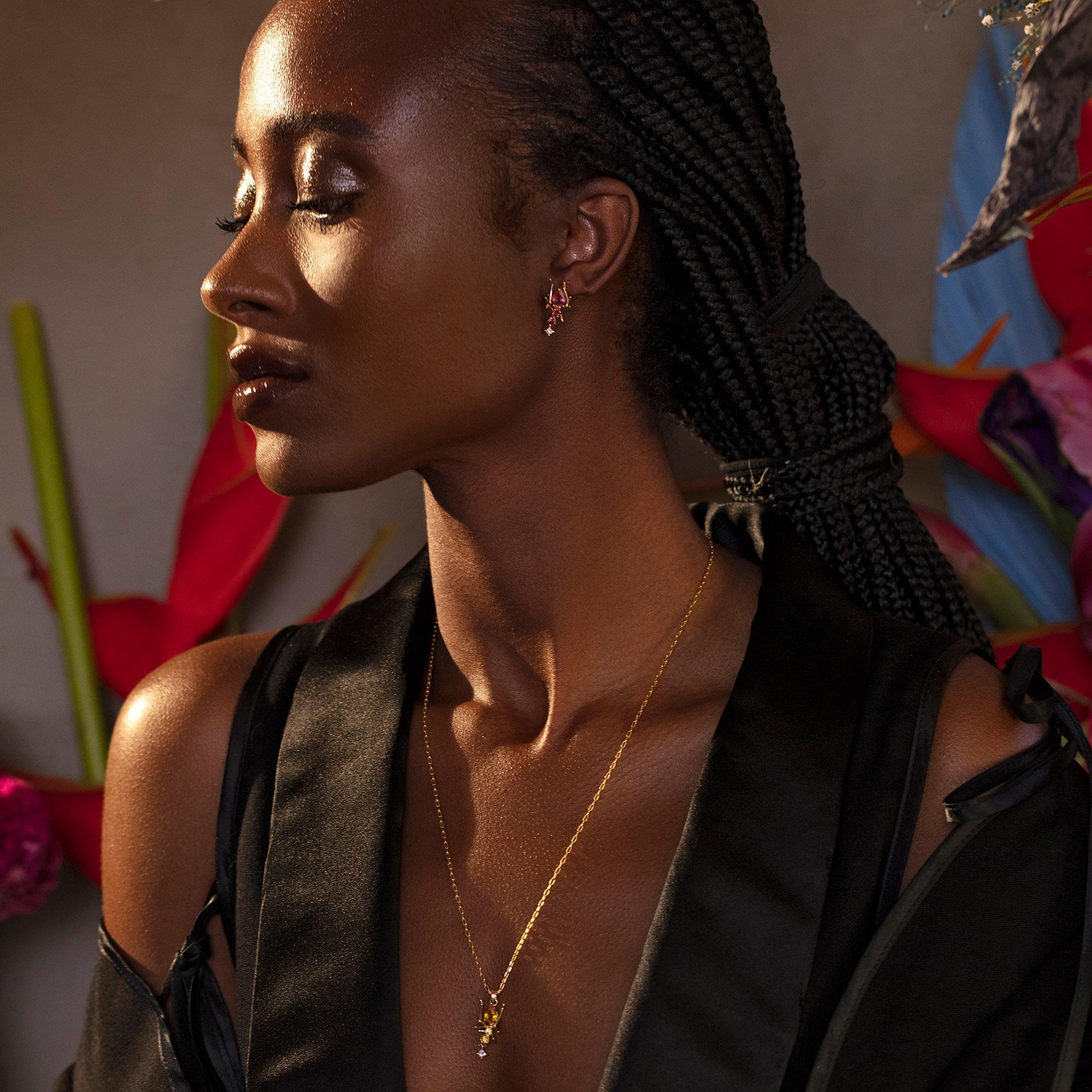 Célébration de l'art sculptural et des détails raffinés, le clou d'oreille Kokoro s'inspire de la fourmi, symbole de résilience, de force et d'individualité captivante. Réalisée en or jaune 14 carats, cette pièce est ornée d'une tourmaline rose de