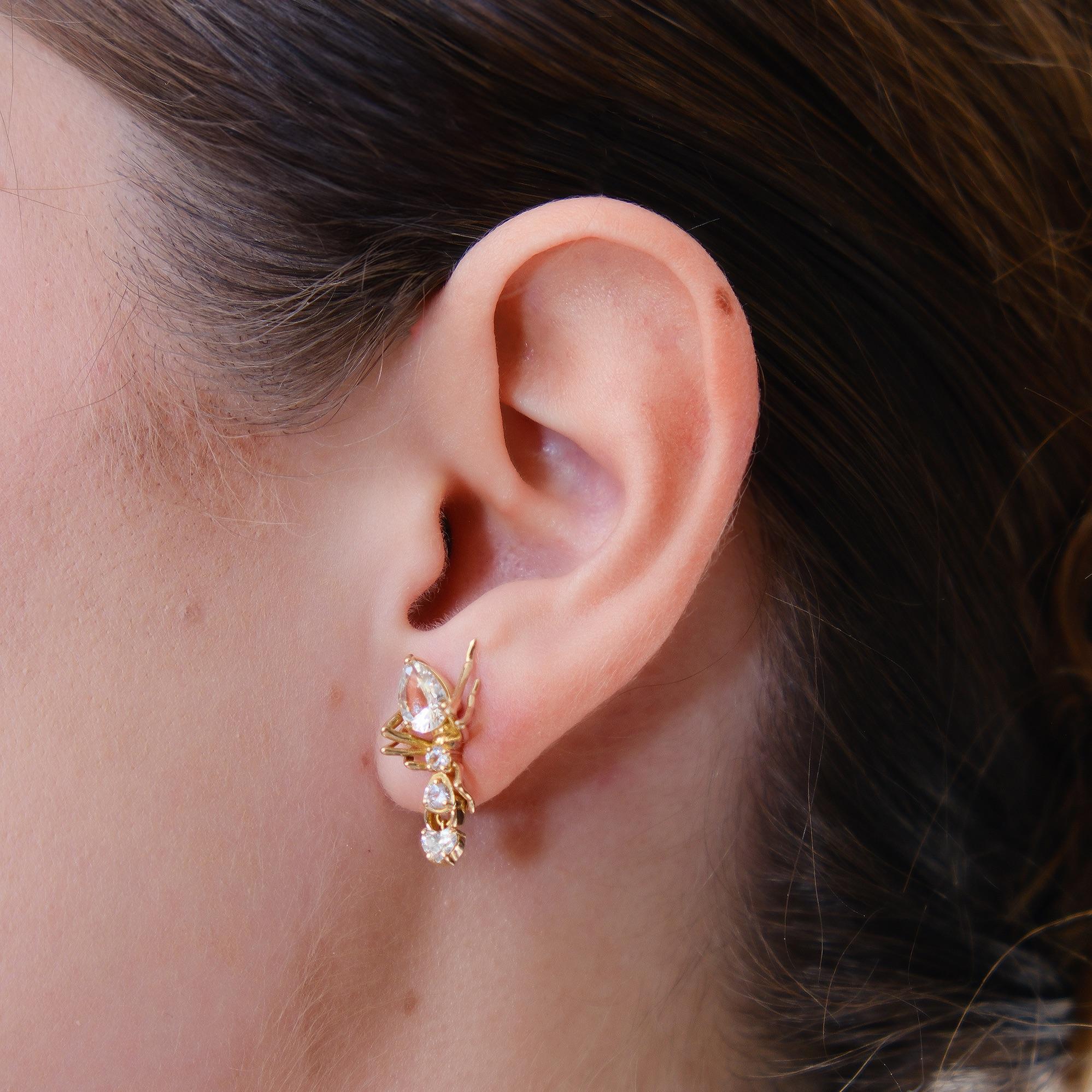Artisan Boucle d'oreille Kokoro en or jaune 14 carats avec 1,04 ct de saphir blanc et diamant en vente