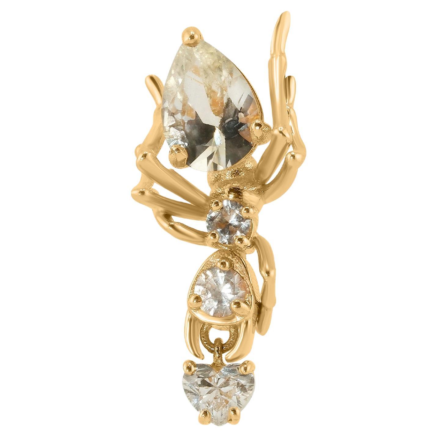 Boucle d'oreille Kokoro en or jaune 14 carats avec 1,04 ct de saphir blanc et diamant en vente