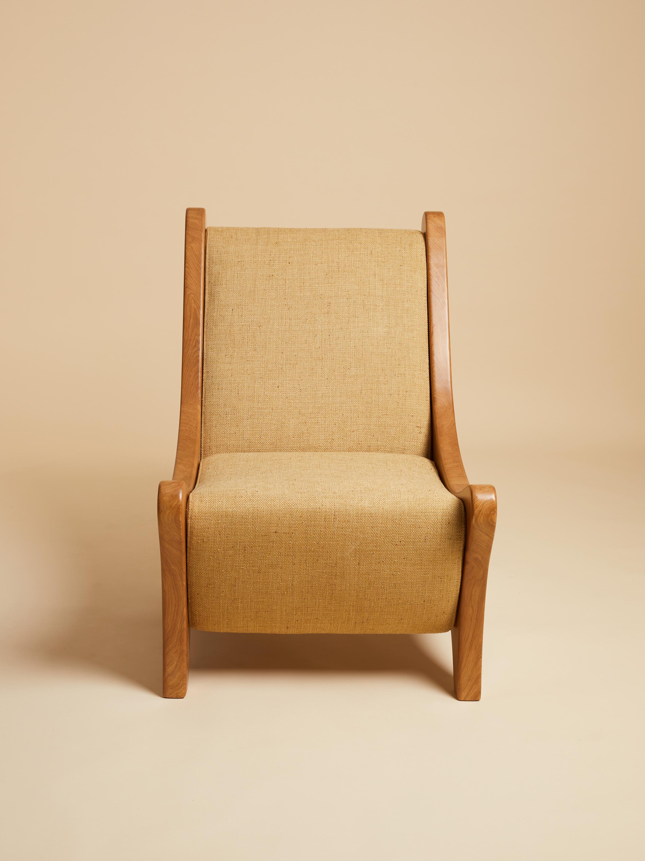 Sillón Kola de EBUR
Dimensiones: An 64 x Pr 98 x Al 90 cm.
Materiales: Roble macizo, Tejido.
Peso: 30 Kg. 

También disponible en distintos colores: Tejido Angkor, Pierre Frey.

El sillón Kola tiene patas de madera maciza con líneas limpias y