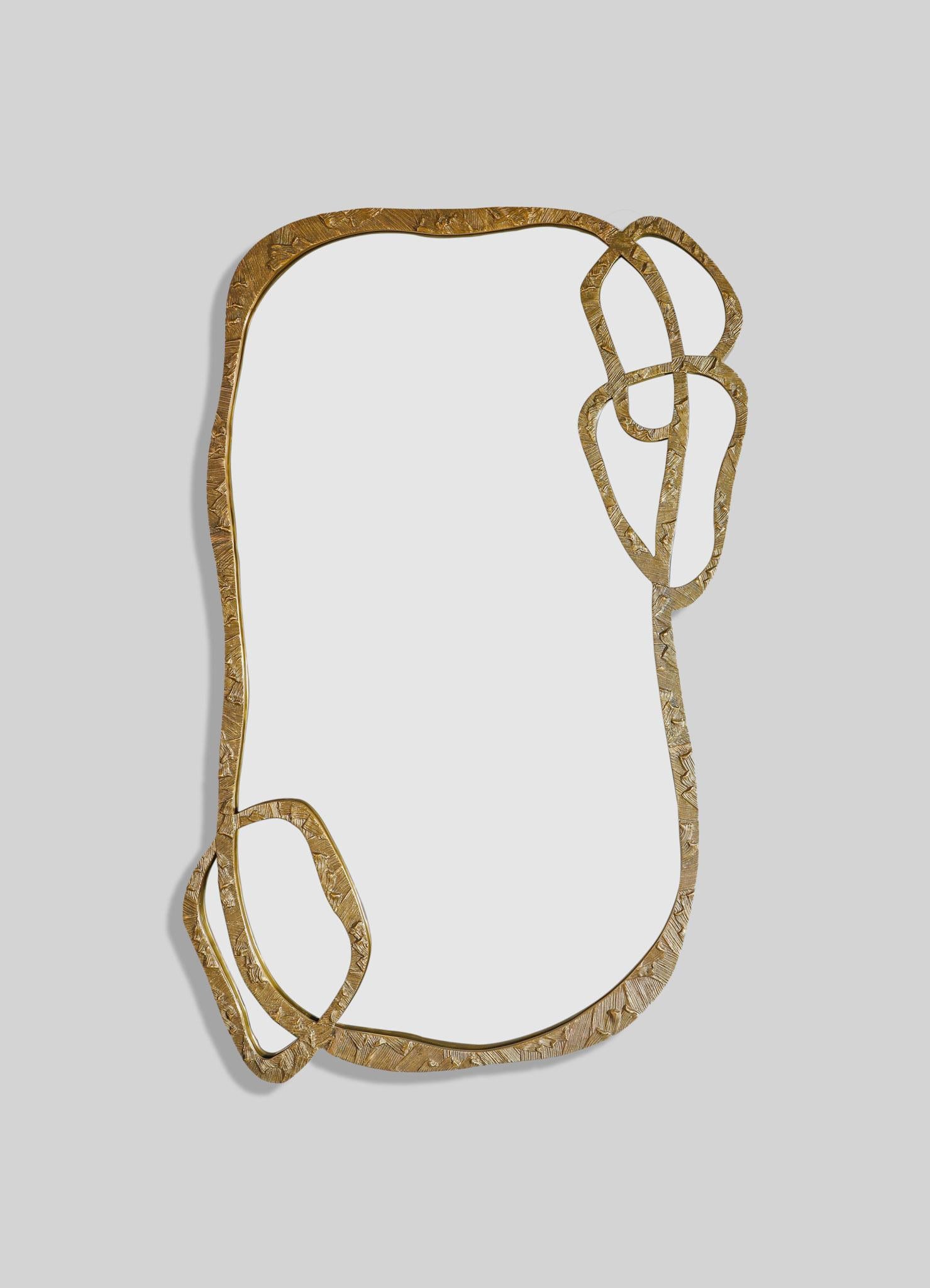 Miroir Kolam en laiton Viya de Vikram Goyal

Des motifs poétiques conspirent pour tisser une tapisserie enchanteresse, une réinterprétation lyrique du Kolam, l'ancien rituel de parure qui orne le seuil des maisons indiennes. Les entrées deviennent