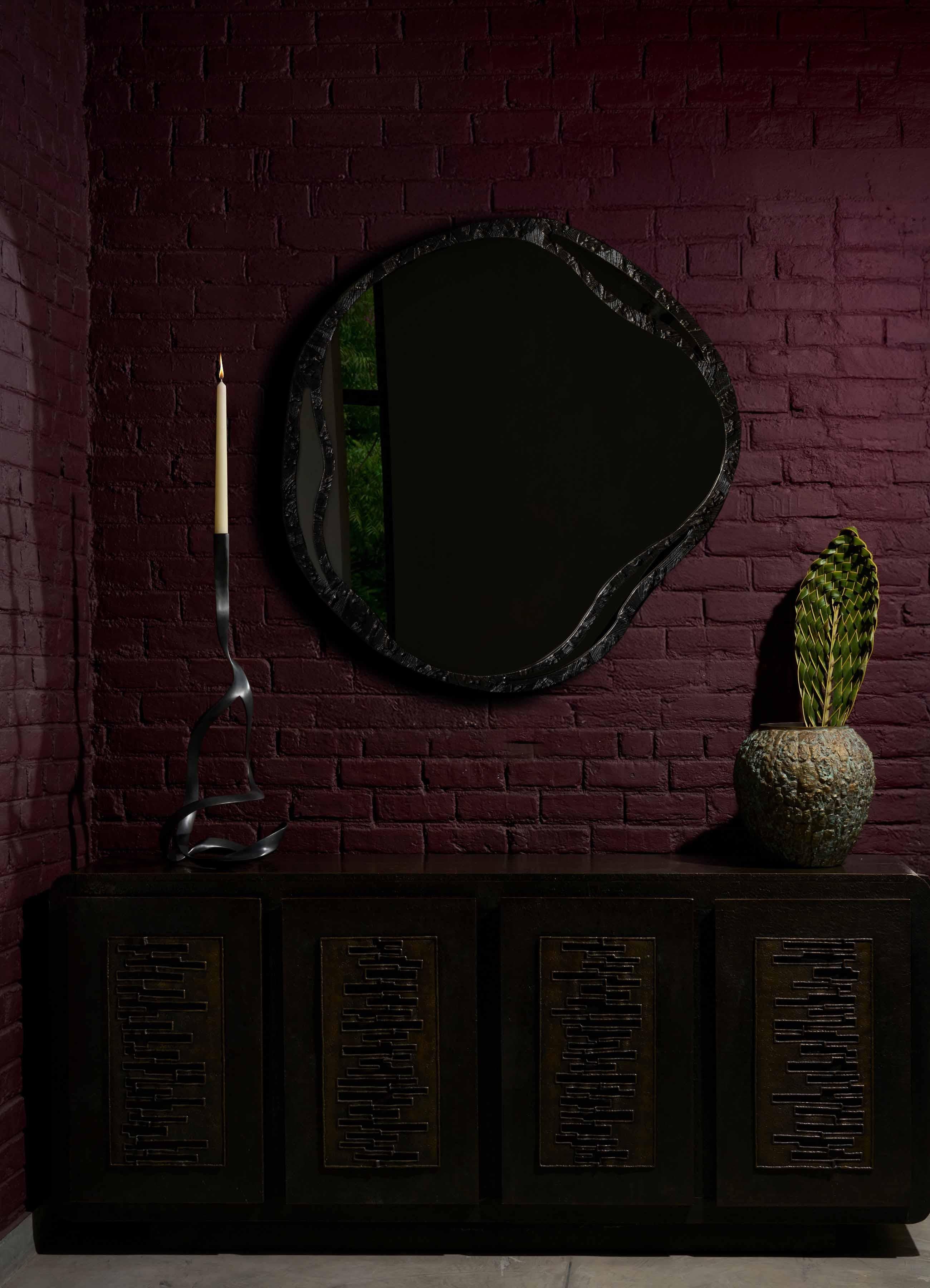 XXI secolo e contemporaneo Specchio Kolam rotondo in ottone, Viya di Vikram Goyal in vendita