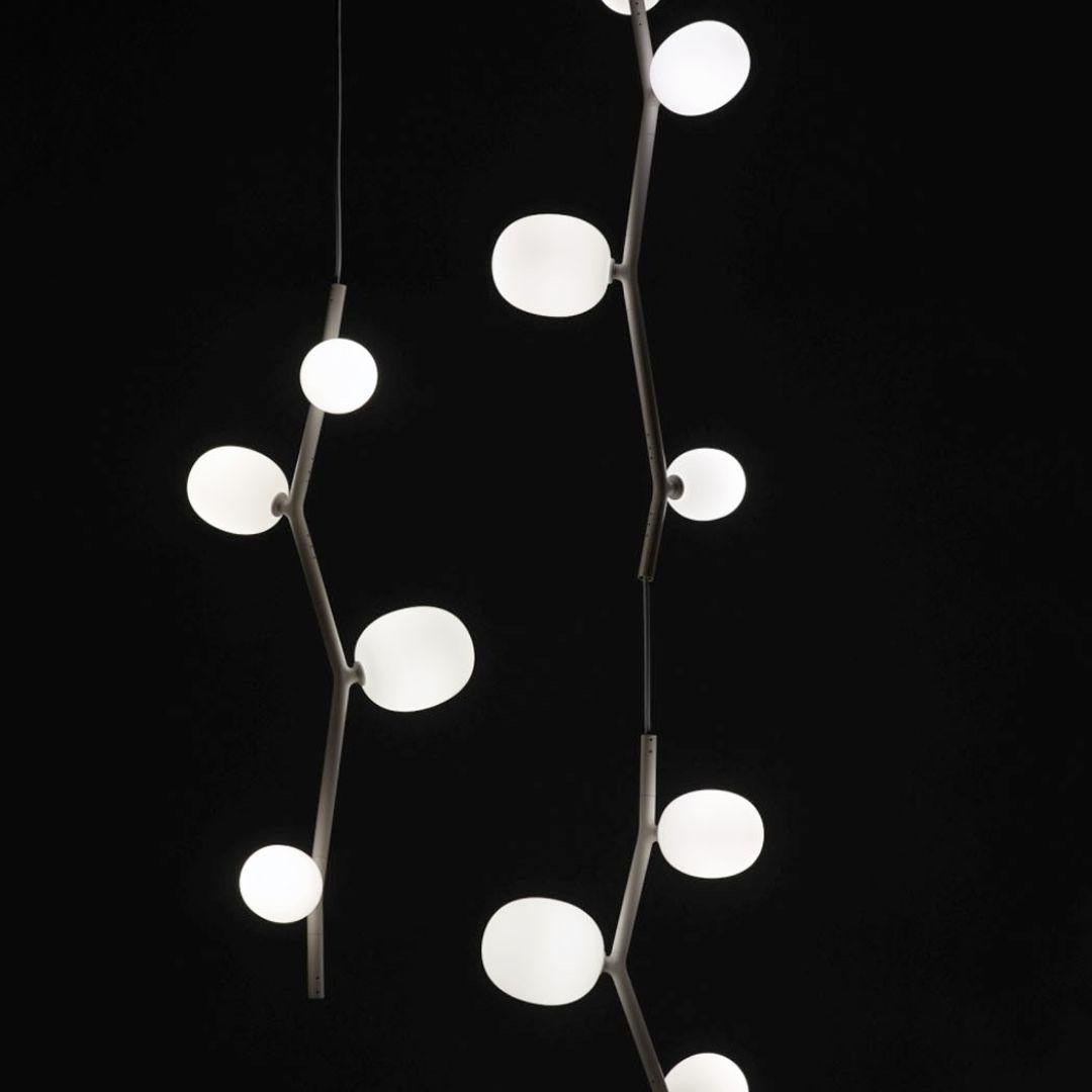Lampe à suspension en verre soufflé gris fumé « Ivy Vertical 4 » de Koldova en blanc pour Brokis en vente 1