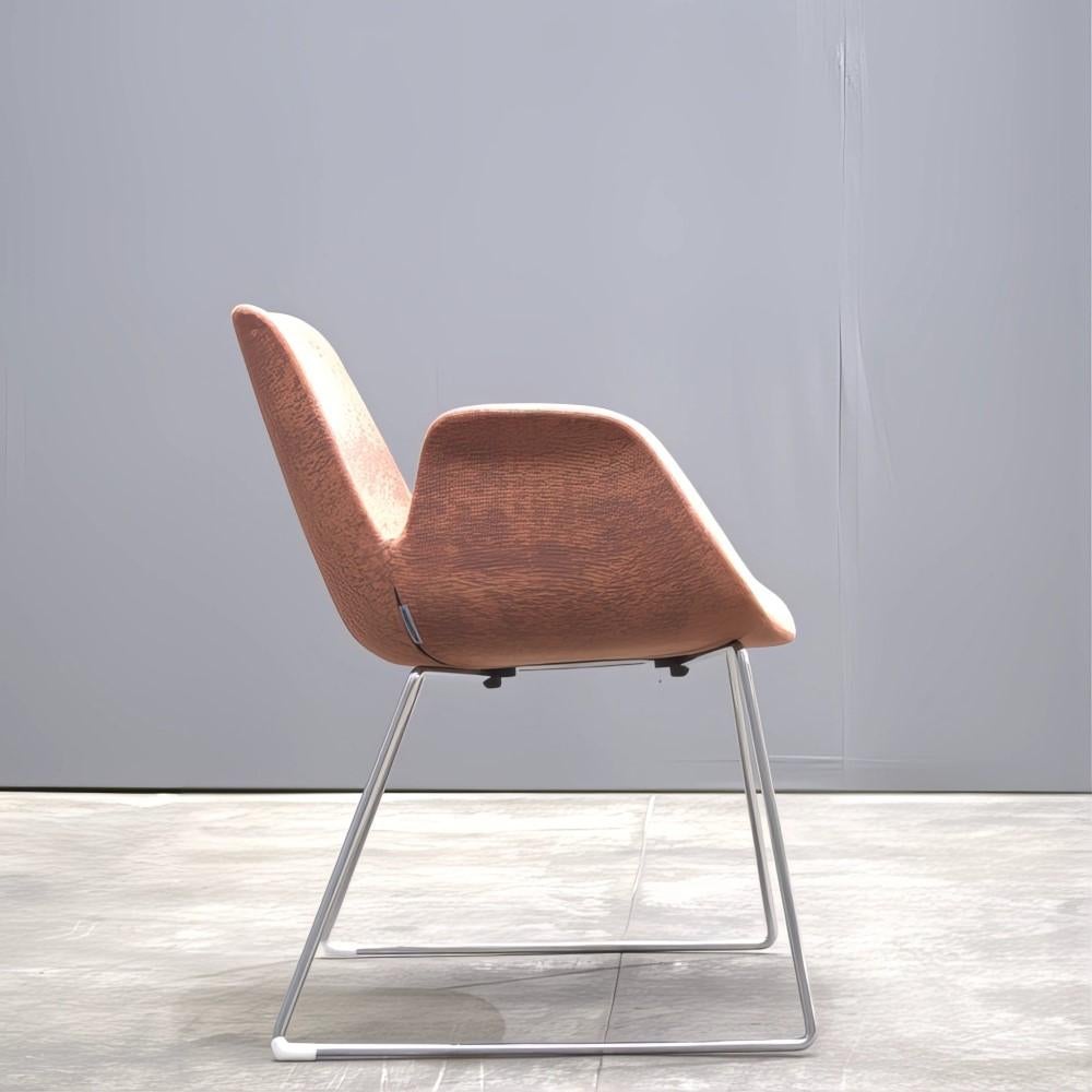 Chaise Koleksiyon Halia Shell de Studio Kairos en tissu à motifs 4
