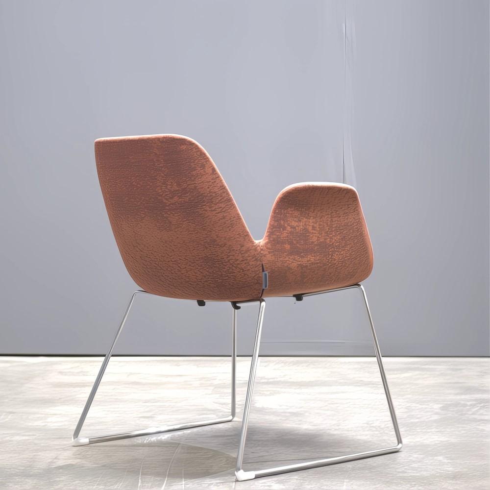 La chaise Koleksiyon Halia Shell Chair de Studio Kairos marie avec élégance le design contemporain et le confort luxueux. Fabrice avec un tissu à motifs distinctifs, cette chaise offre une esthétique frappante mais subtile, élevant tout l'espace