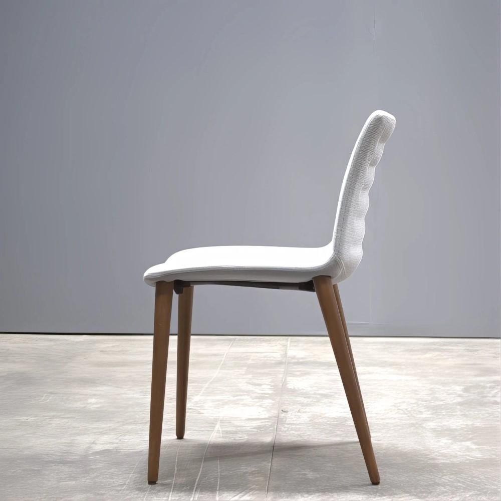 Koleksiyon Helen S0 SH10 Chair with Wooden Legs by Tasarımcı Studio Kairos In Good Condition In Basildon, London
