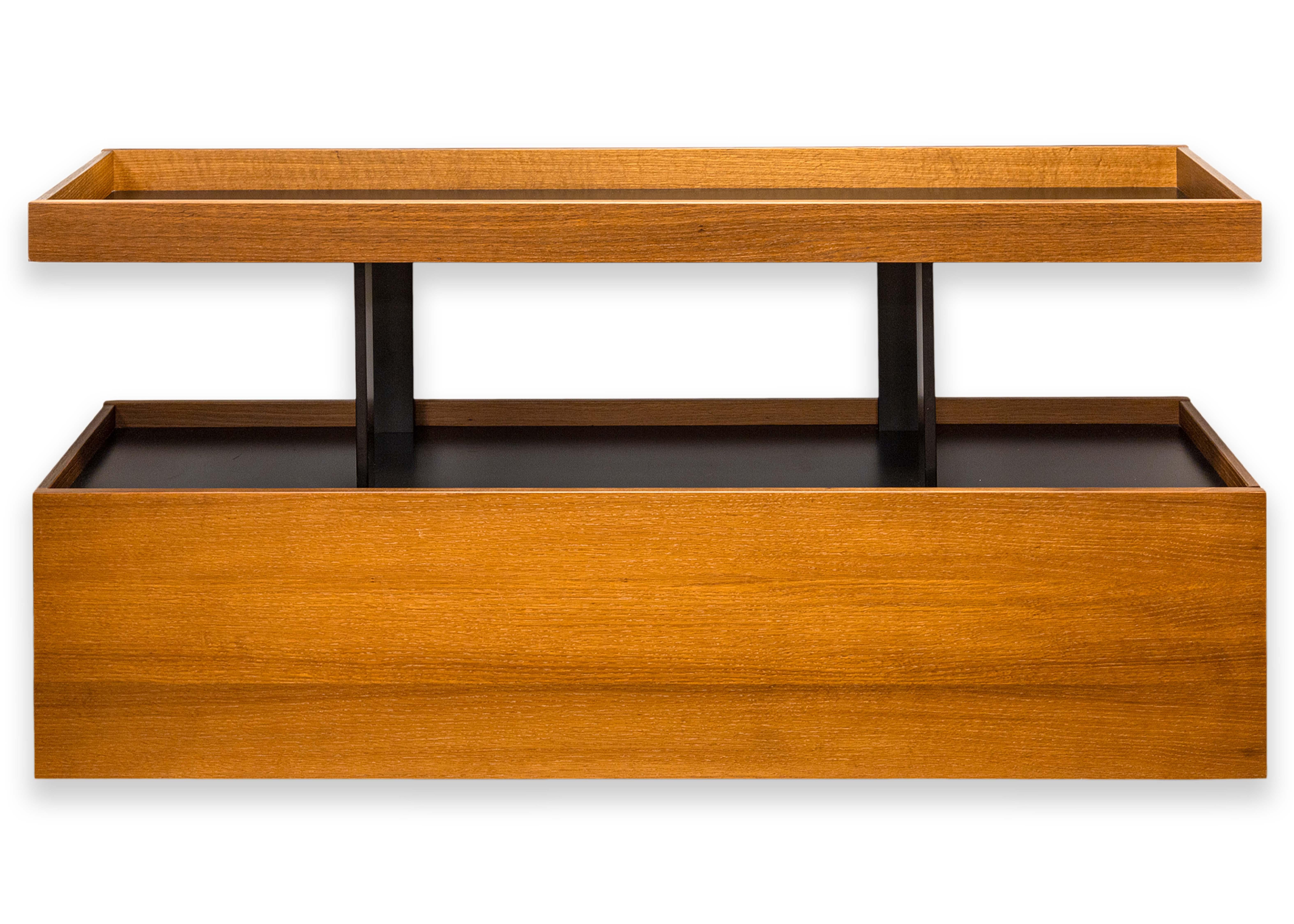 Ein Koleksiyon Rarum S2 1C1R Schrank von Koray Malhan. Der Aktenschrank Rarum von Koleksiyon besticht durch sein modernes Design mit offener Raumgestaltung. Oben auf dem Schrank befinden sich zwei große, offene Regale mit mattschwarzen Abdeckungen.