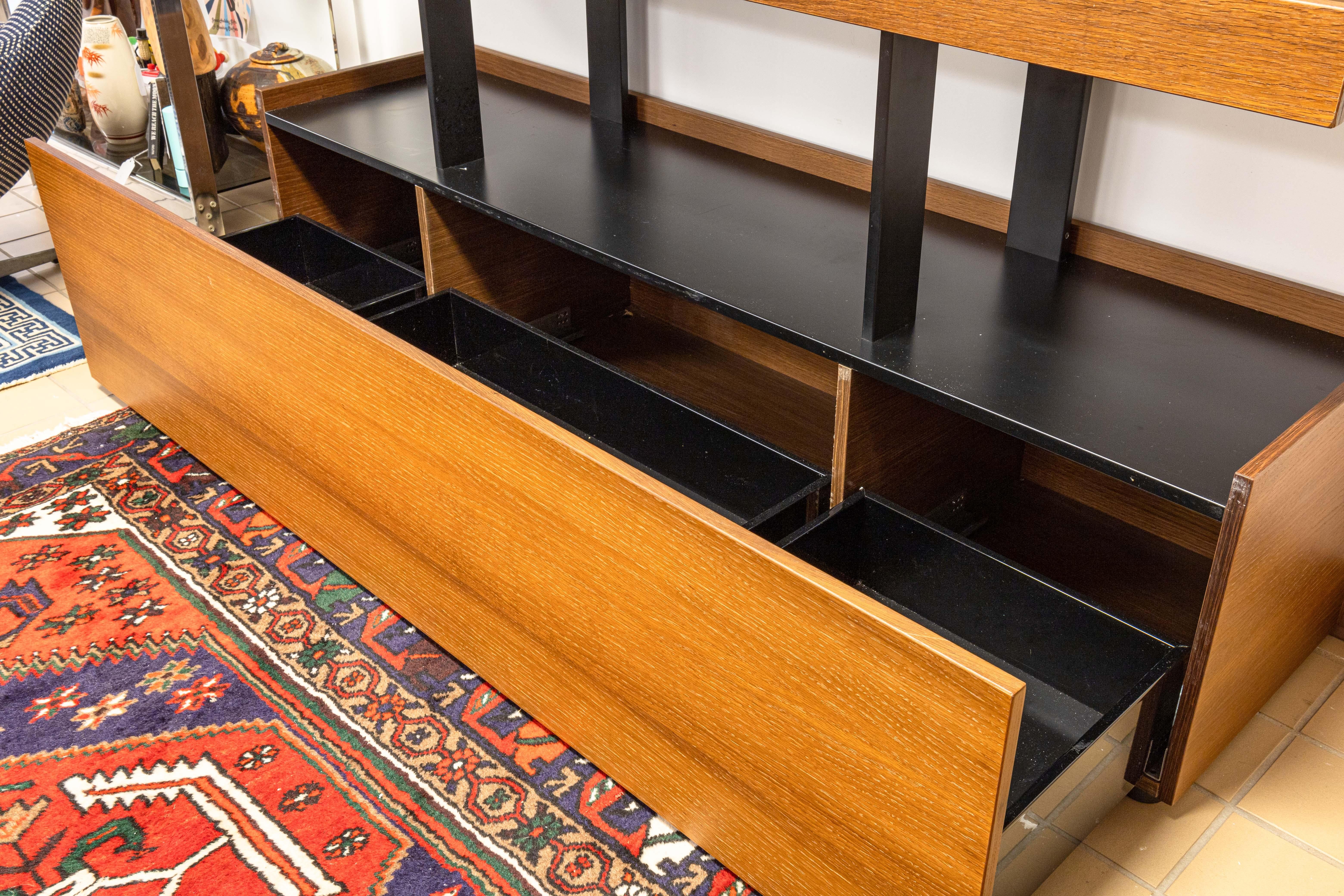 Koleksiyon Rarum S2 1C1R Zeitgenössischer Schrank aus geräucherter Eiche von Koray Malhan im Angebot 1