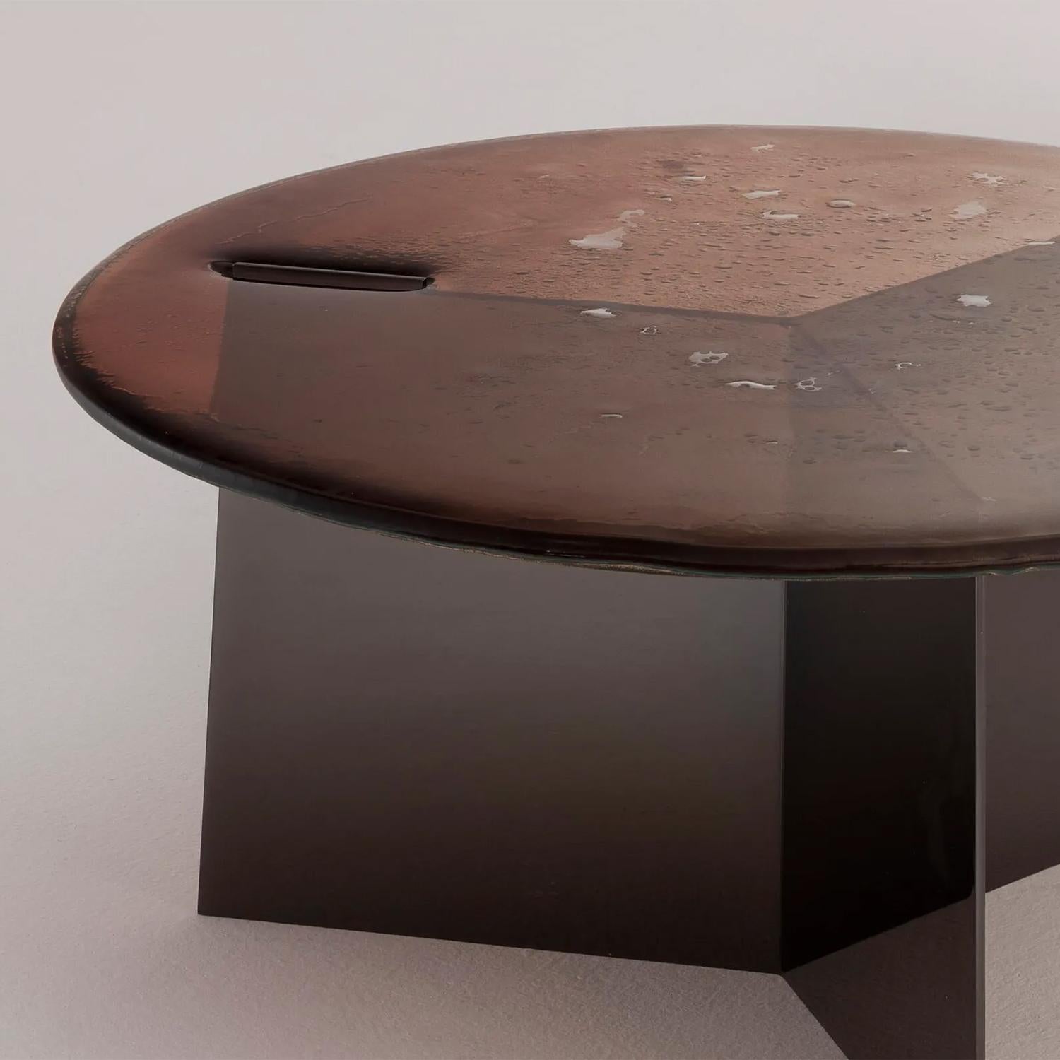 Table basse Kollam Medium avec verre cuit en 2 couches avec
bords irréguliers en haut. Avec peinture dégradée de bronze
à transparent avec dos partiellement argenté. Avec feuille
structure en finition nickel poli.
Également disponible sur demande en