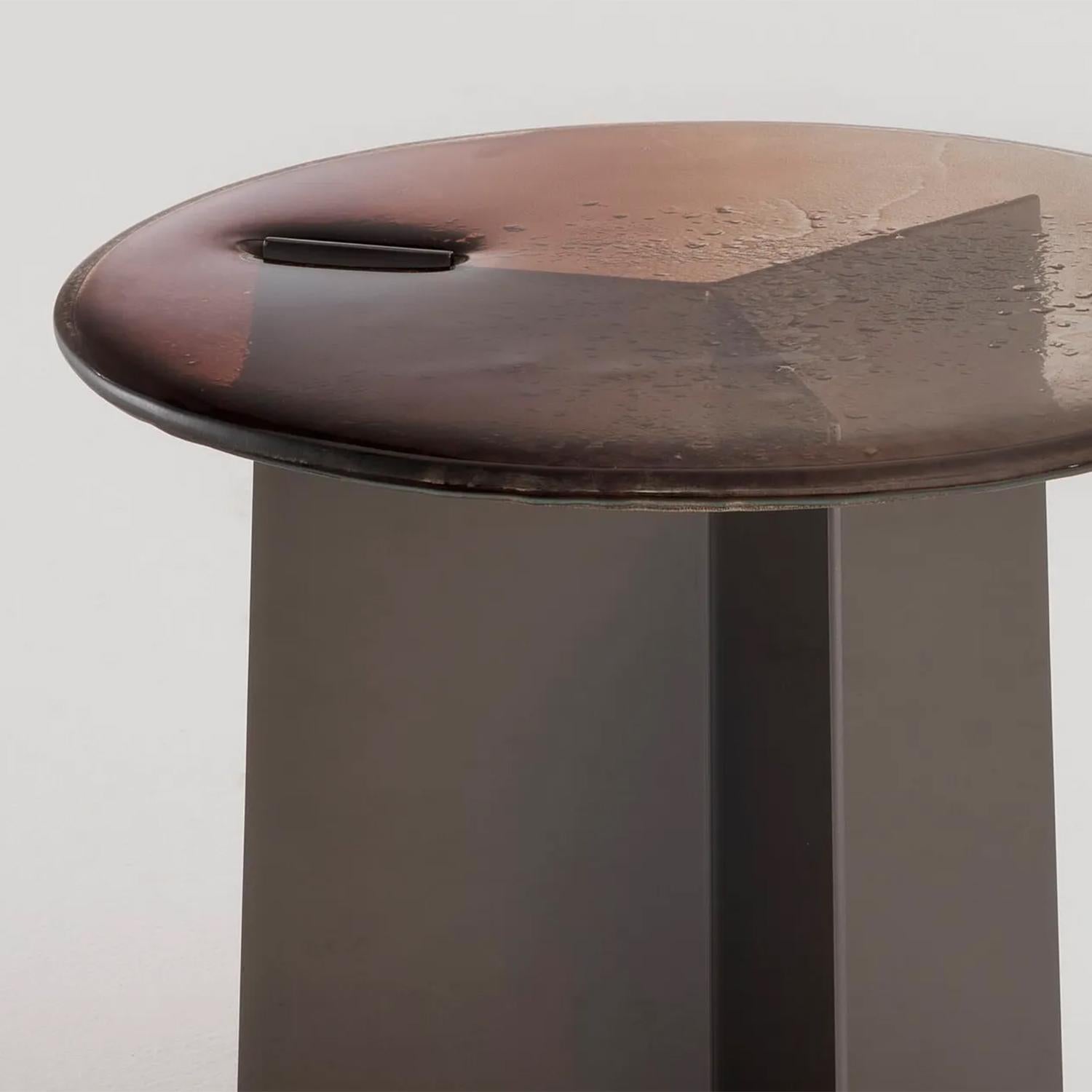 Table d'appoint Kollam avec verre cuit en 2 couches avec
bords irréguliers en haut. Avec peinture dégradée de bronze
à transparent avec dos partiellement argenté. Avec feuille
structure en finition nickel poli.
Également disponible sur demande en