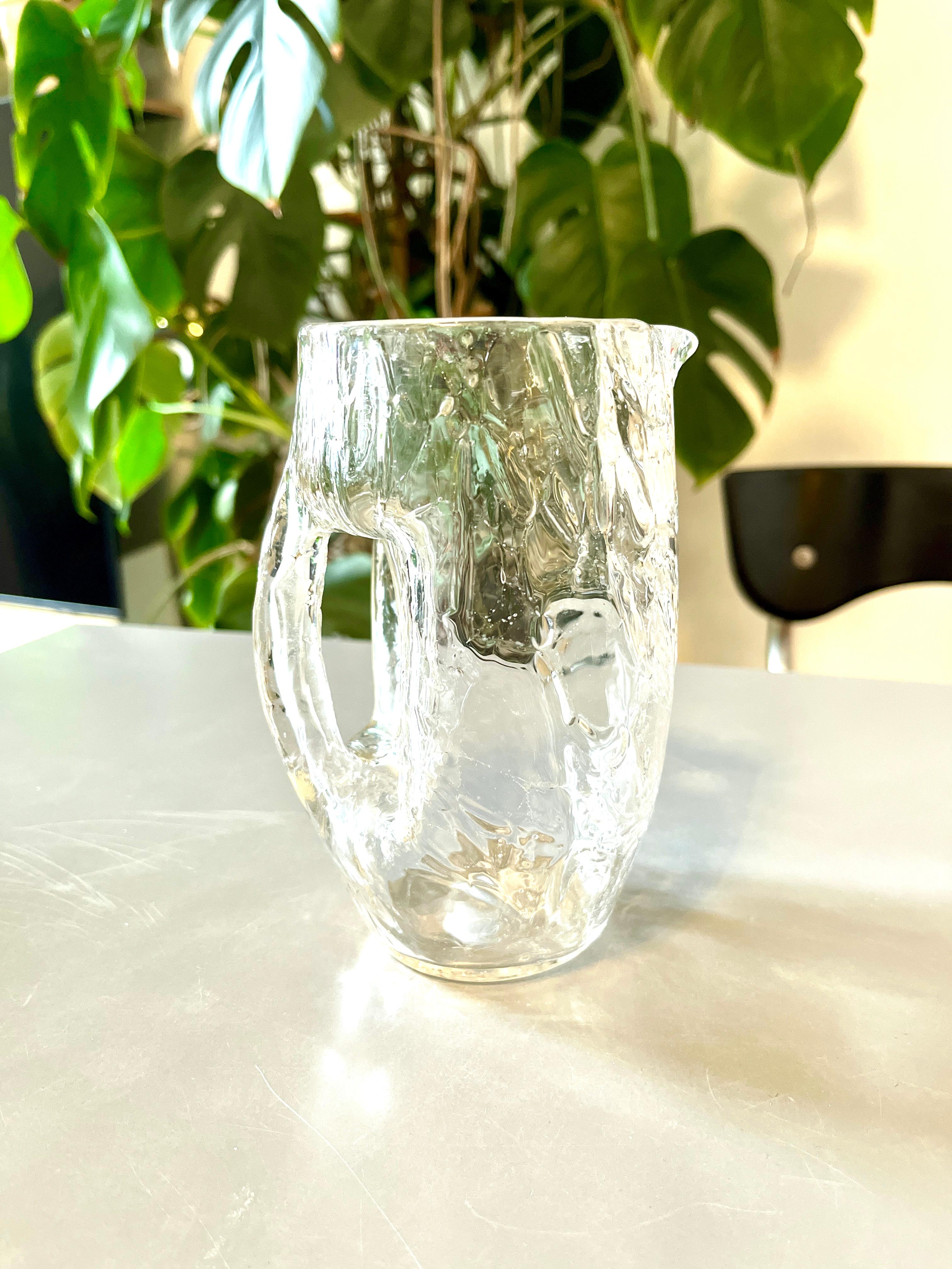 A beautiful mouth blown Art Nouveau / Jugendstil glass pitcher, dated around 1900, designed by Vienna Secessionist Kolo Moser. This lovely jug is handmade of clear crystal glass and has an amazing ice crackle „crocodile skin“ pattern, a polished