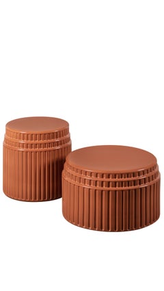 Table basse haute Kolos en céramique émaillée terre cuite de Yonoh Studio